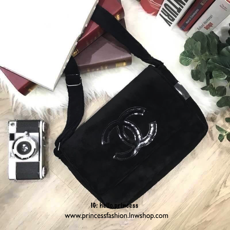 Chanel Beaute Crossbody Bag กระเป๋าถือหรือสะพายพรีเมี่ยมของเเท้จาก Chanel Cosmetic Counter VIP Gift รุ่นแนะนำวัสดุขนวูฟสีดำหนานุ่มตัดโลโก้แบรนด์หนังแก้วสวยโดดเด่น น้ำหนักเบา เปิดปิดด้วยฝาปิดกระดุมแม่เหล็ก ใบใหญ่กำลังดีใส่ ipad กระเป๋าสตางค์ใบยาว iphone เค