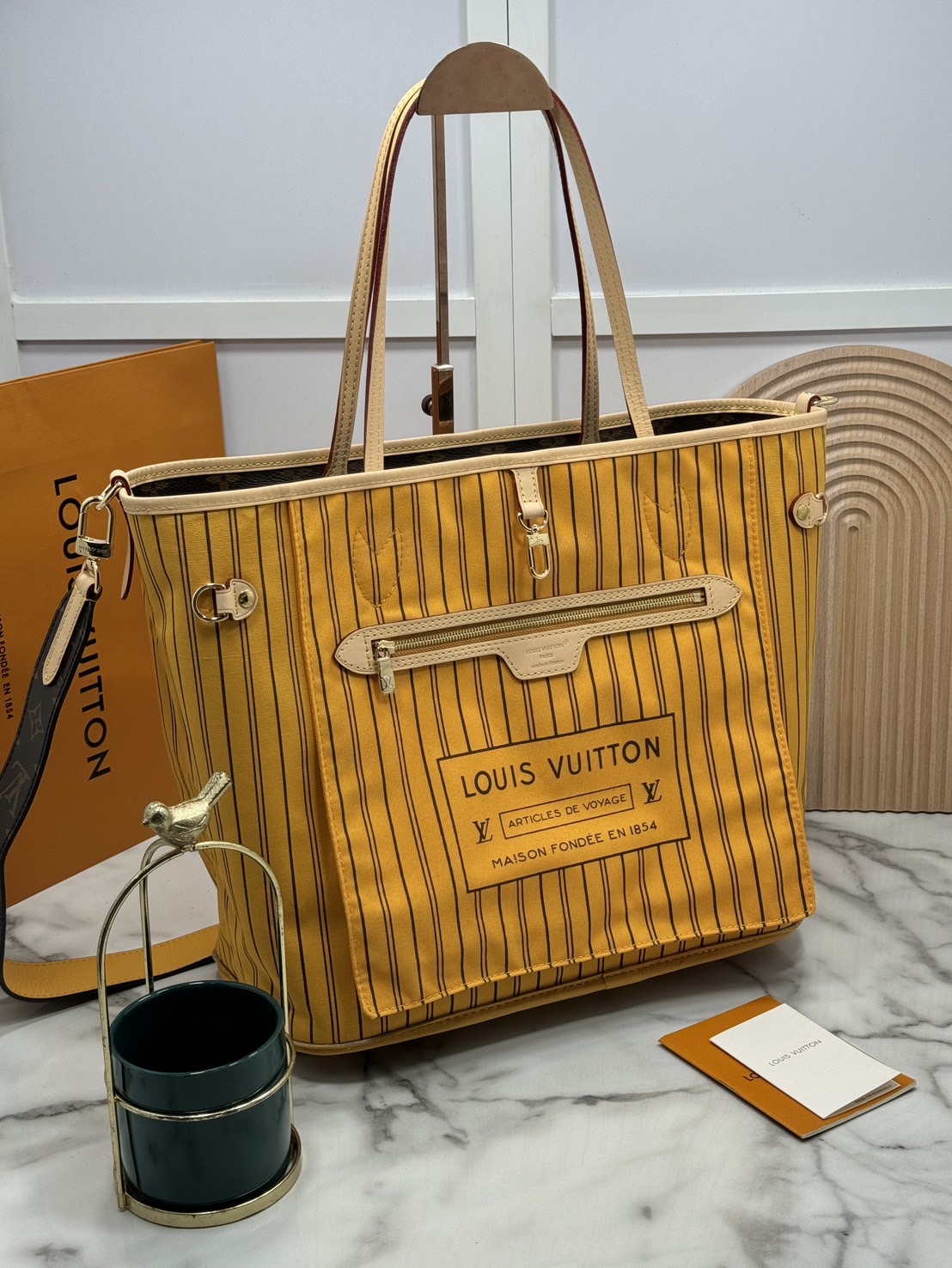 LV Neverfull Bandoulière Inside Out MM กระเป๋าทรงโท้ทรุ่นใหม่ล่าสุด ใช้ได้ 2 ด้าน ภายในสีสดใสมีชีวิตชีวา เป็นการรังสรรค์สุดท้าทายครั้งใหม่ของกระเป๋ารุ่นไอคอนิกจากหลุยส์ ที่สุดของความหรูหรา