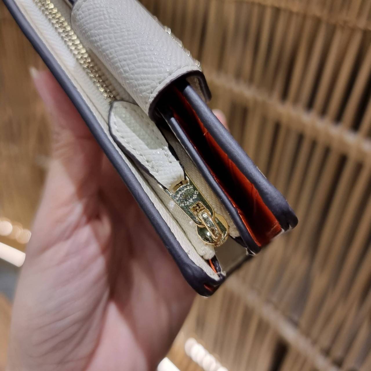 COACH 6390 MEDIUM CORNER ZIP WALLET เดอะเบสท์รุ่นที่สาวๆตามหา!! ดีไซน์ใหม่ สวยสะกด!! กระเป๋าสตางค์ใบกลาง สีคลาสสิค เรียบแต่แฝงความหรู บอกเลยว่ามันละมุนมาก!! ด้วยวัสดุหนัง crossgrain ที่ดูแลรักษาง่าย และยังดูผู้ดี ถือใช้แล้วขับผิวทุกสี ภายในมีช่องใส่บัตรแล