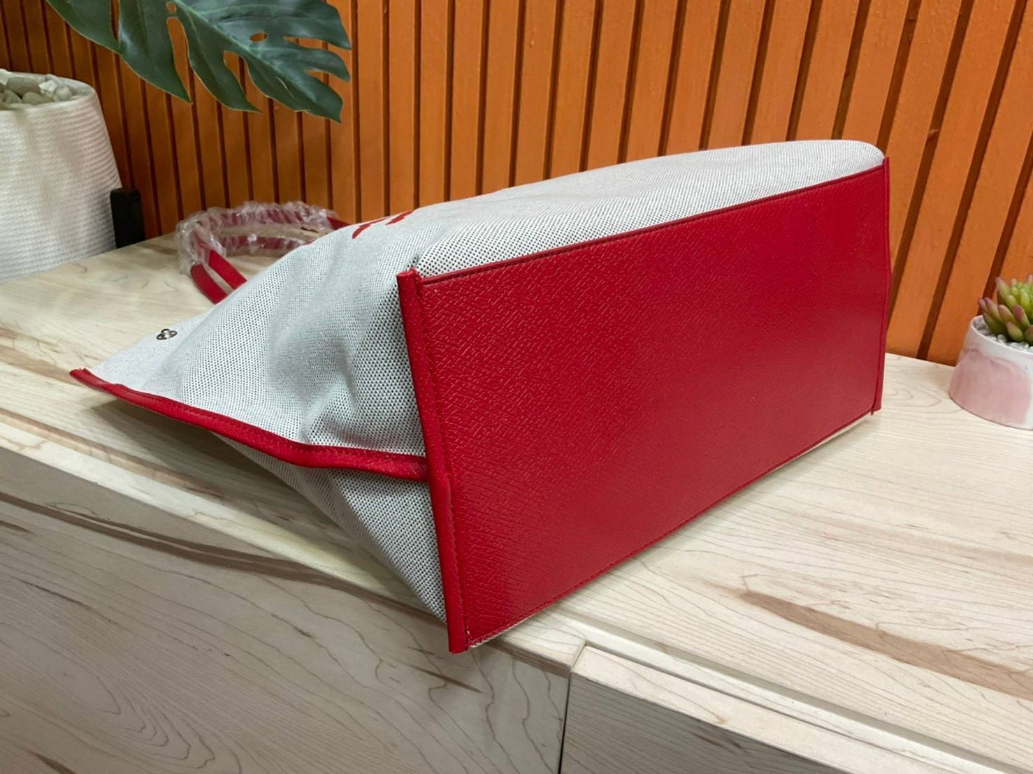 LONGCHAMP ESSENTIAL TOILE SHOULDER BAG L ECRU กระเป๋าสะพายข้าง รุ่นใหม่ล่าสุดทรงฮิต!! ฮิตกันมากๆในเหล่าบรรดาเซเลป วัสดุ Cotton Canvas & Grained cowhide ด้วยดีไซน์ทรงสวยคลาสสิค ขนาดกำลังดีเนื้อหนา ตั้งอยู่ทรง น้ำหนักเบา