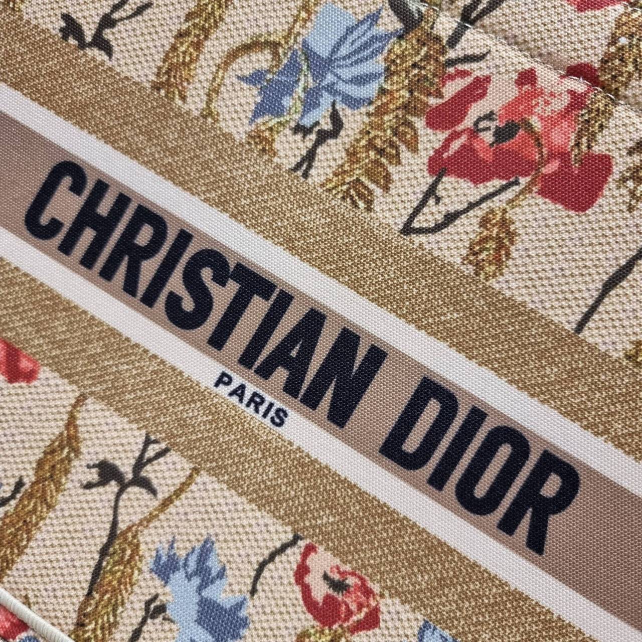 VIP 】HOT ARRIVAL!! DIOR CD SHOPPING BAG WITH GWP กระเป๋าทรงช้อปปิ้งใบใหญ่ จุใจ!! พรีเมี่ยมกิ๊ฟรุ่นดับเบิ้ลฮอต ดีไซน์คลาสสิควินเทจ สวยหรู วัสดุผ้าแคนวาสลายกราฟฟิค ภายในโล่งกว้างมากๆ ใส่ของจุสุดๆ โน้ตบุ้ค ไอแพด กระเป๋าสตางค์ มือถือ หรือเสื้อผ้ายังได้ สะพายค