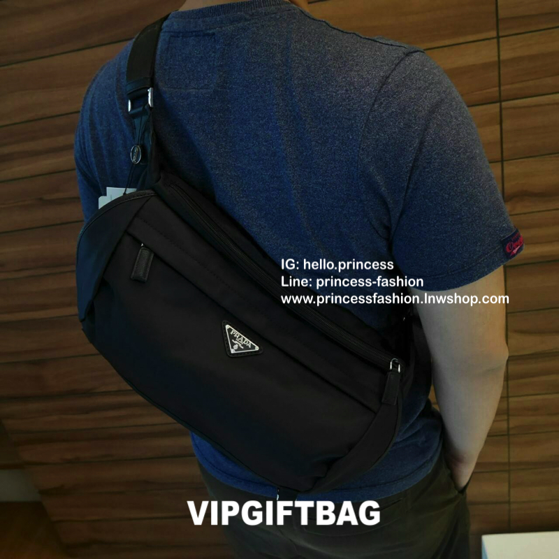 PRADA VIP GIFT NYLON CROSSBODY BAG สำหรับท่านผู้ชาย กับกระเป๋าสะพายข้าง ทรงสวย ใบใหญ่ วัสดุผ้า nylon คุณภาพดี กันน้ำ100% มาพร้อมป้ายโลโก้แบรนด์โลหะ ตอบโจทย์ทุกไลฟ์สไตล์ ตัวกระเป๋าอะไหล่เงินมีช่องซิปด้านนอก2ช่อง ด้านในมีช่องซิป และช่องใส่ของหลายช่องใส่ของไ