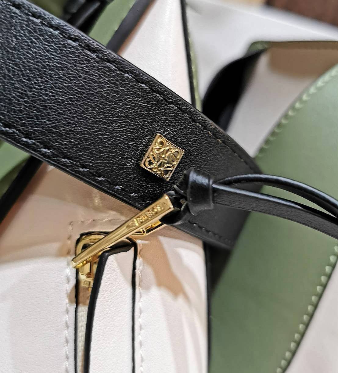 LOEWE HANDLE & SHOULDER BAG GIFT WITH PURCHASE GWP พรีเมี่ยมกิ๊ฟ Limited จาก LOEWE PERFUME DUTYFREE รุ่น Rare items สุดๆวัสดุหนังแท้ Calfskin หนังสวยดีไซน์มีเอกลักษณ์ ใบใหญ่กำลังดี น้ำหนักเบา สามารถปรับได้หลายทรงไม่จำเจ ด้านข้างมีซิปปรับขยายได้ ภายในโล่งก