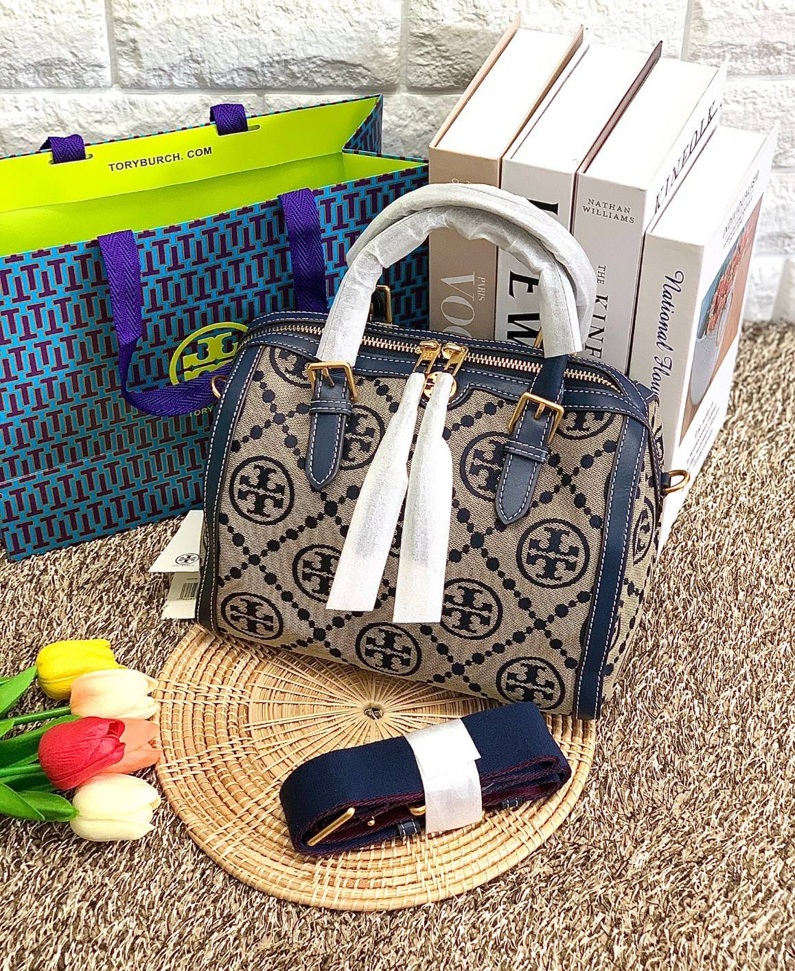 สวยก่อนใครแน่นอนค่ะนาทีนี้💋 💥รุ่นที่กำลังฮิตมากตอนนี้ของเหล่าคนดังใน ตปท.! TORY BURCH T MONOGRAM JACQUARD BARREL ((ใบใหญ่)) พร้อมส่งที่ไทยทันที! กระเป๋าทรงหมอนจาก Tory burch วัสดุ jacquardทอลายแบรด์+หนังแท้ ได้สวยงามหรู ดูคลาสสิคมากๆค่ะ เป