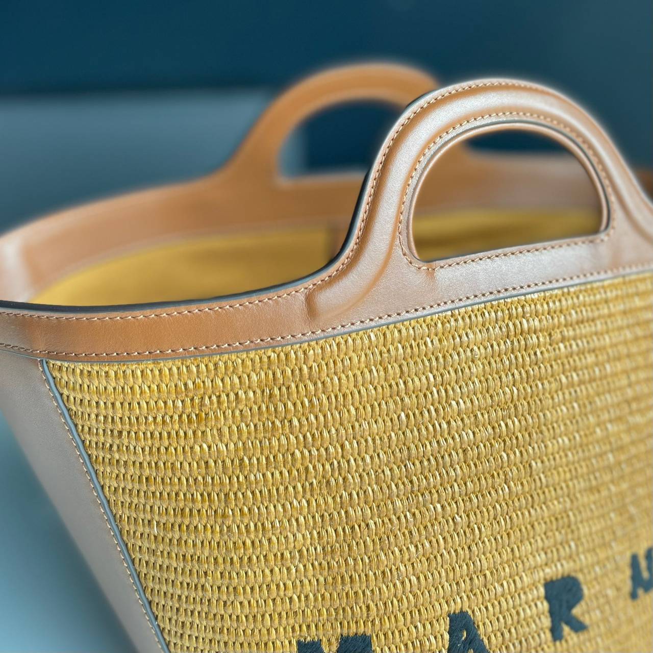 หนังแท้ MARNI TROPICALIA BUCKLE BAG / MARNI BUCKET SUMMER กระเป๋าทรงบัคเก็ต เป็นรุ่นที่หายากเย็นเหลือเกิน ใช้งานง่ายขนาดใหญ่จุของได้เยอะ พร้อมสายสะพายยาว ราคาดีมาก ทำจากหนังแท้เกรดออริจินอล เนื้องานละเอียดปราณีต ภาพสินค้าถ่ายจากงานขายจริง ใช้งานต่างประเทศ