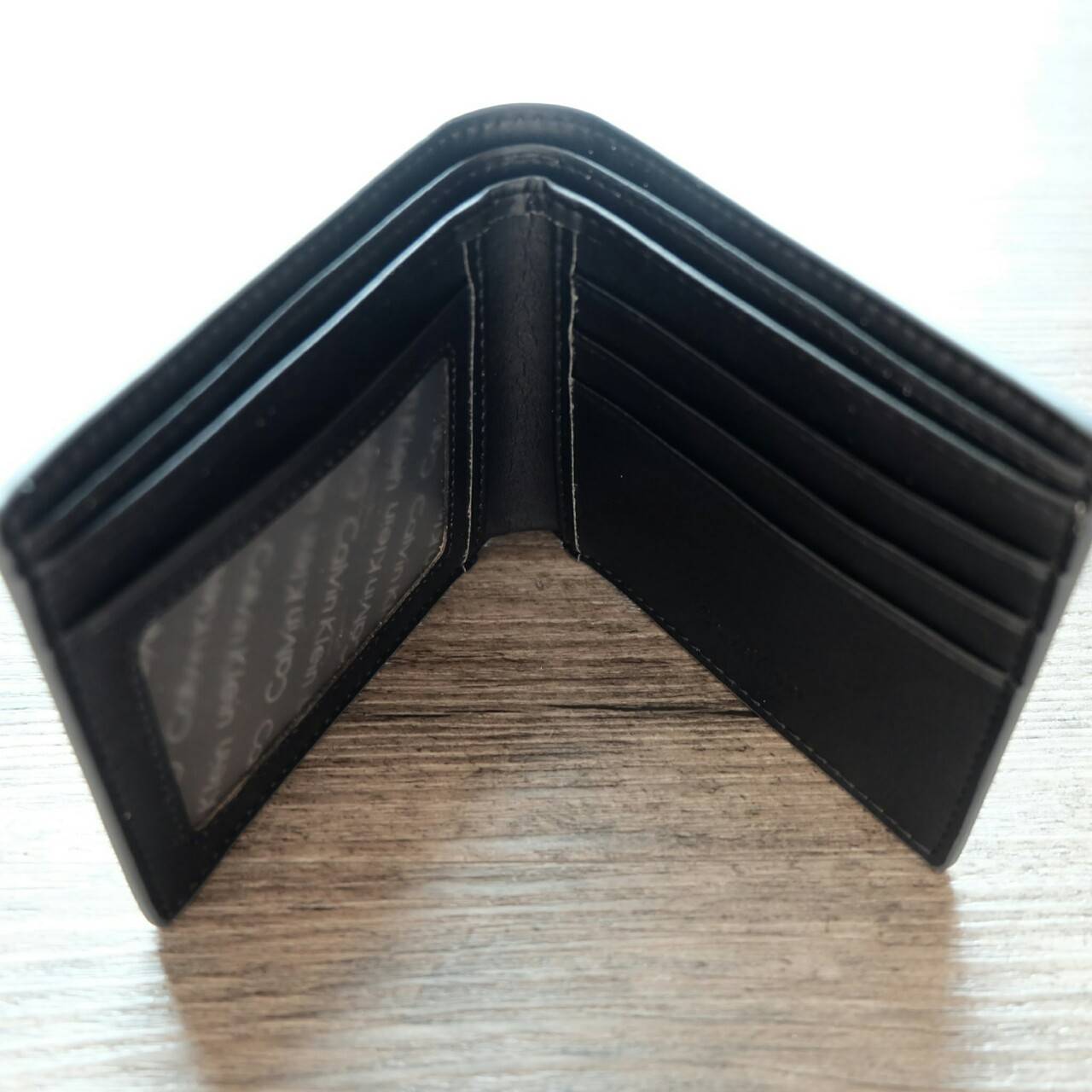 Calvin Klein Short Wallet กระเป๋าสตางค์ใบสั้น ด้านหน้าตกแต่งด้วยโลหะเงิน ปั๊มแบรนด์ จะมอบเป็นของขวัญหรือใช้เองก็แนะนำค่ะ