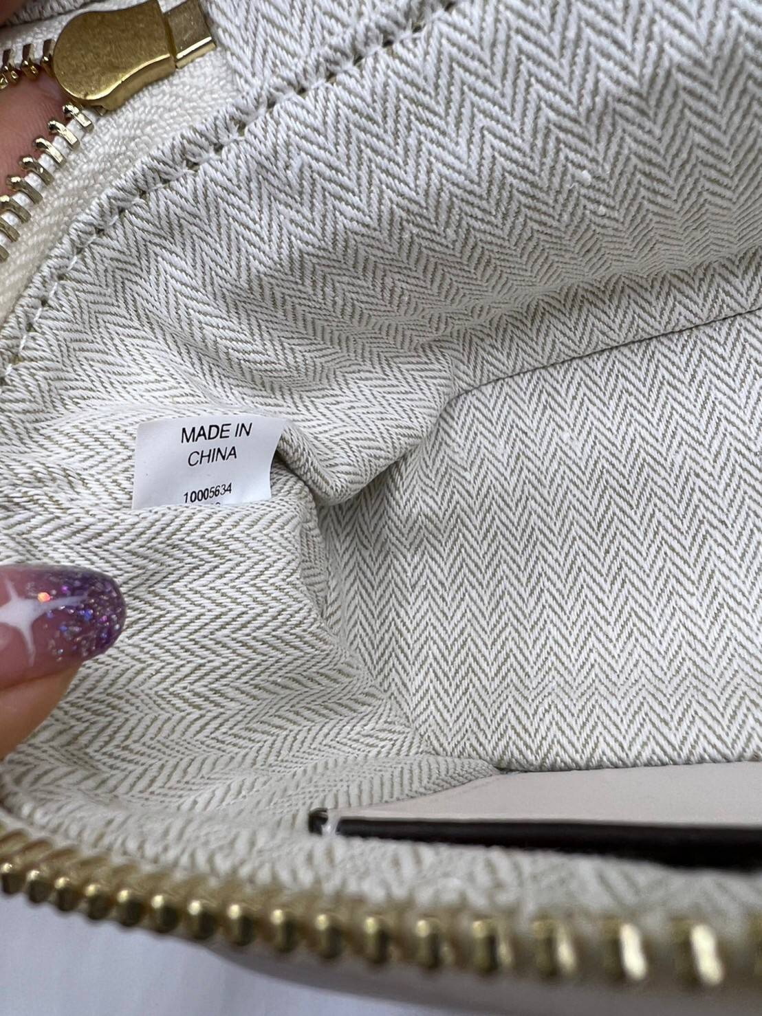 TORY BURCH Kira Chevron Mini Vanity Case Bag กระเป๋าถือ/สะพาย ใส่เครื่องสำอางค์ ใส่ของใช้จำเป็นได้ ทรงกล่องสวย ที่สามารถใช้เป็น everyday bag สะพายได้ทุกวัน