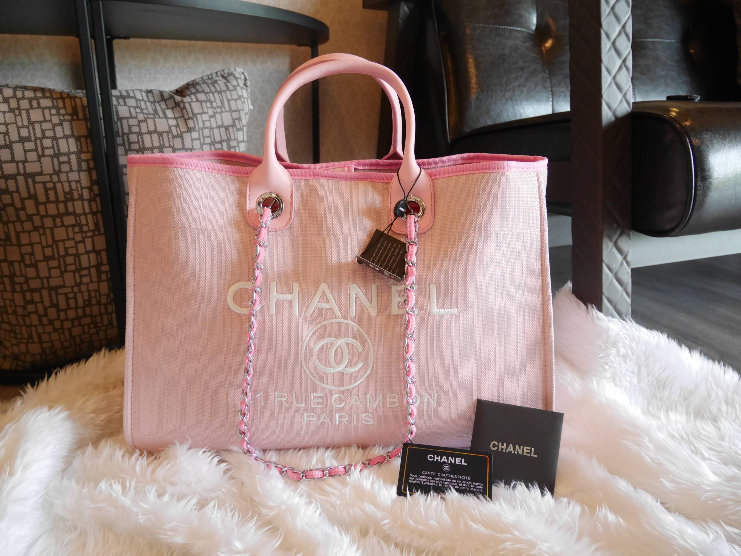 How Cute! 🎄🎄 รุ่นใหม่ล่าสุด!! ที่สาวๆรอคอย Chanel tote canvas bag จากงานพรีเมี่ยม VIP GIFT รุ่นดังเลยค้า Size ใหญ่อลัง บอกเลยว่า **งานดีที่สุด ตัวกระเป๋า กระเป๋าผ้าเป็นผ้า canvas เนื้อดีสมราคา สัมผัส นุ่มลื่นมือมากกกก อะไหล่เงินปั้มแบรนด์แ