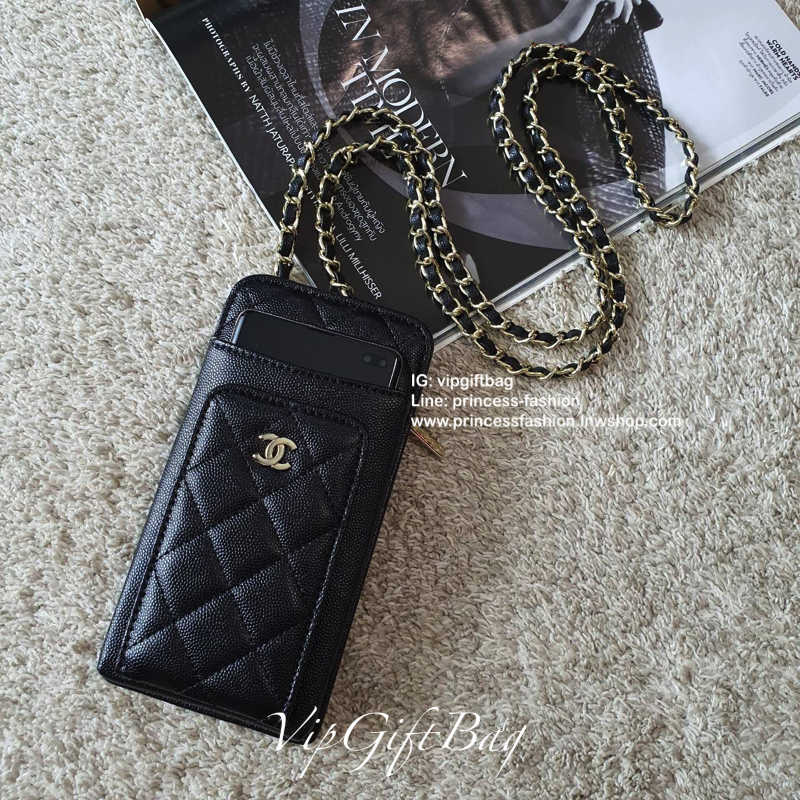 NEW ARRIVAL!! CHANEL VIP GIFT WOC BAG กระเป๋าสตางค์คล้องคอ/ Crossbody ที่กำลังมาแรงมาในตอนนี้ ตัวกระเป๋าเป็นกระเป๋าสตางค์หนังพียูลาย CAVIER **อะไหล่ทองทั้งใบ ด้านหน้าใส่ iphone+ ได้ เปิดปิดด้วยกระดุมแม่เหล็ก สามารถใส่บัตรได้อีก4ใบด้านใน พลิกมาด้านหลังมีช่