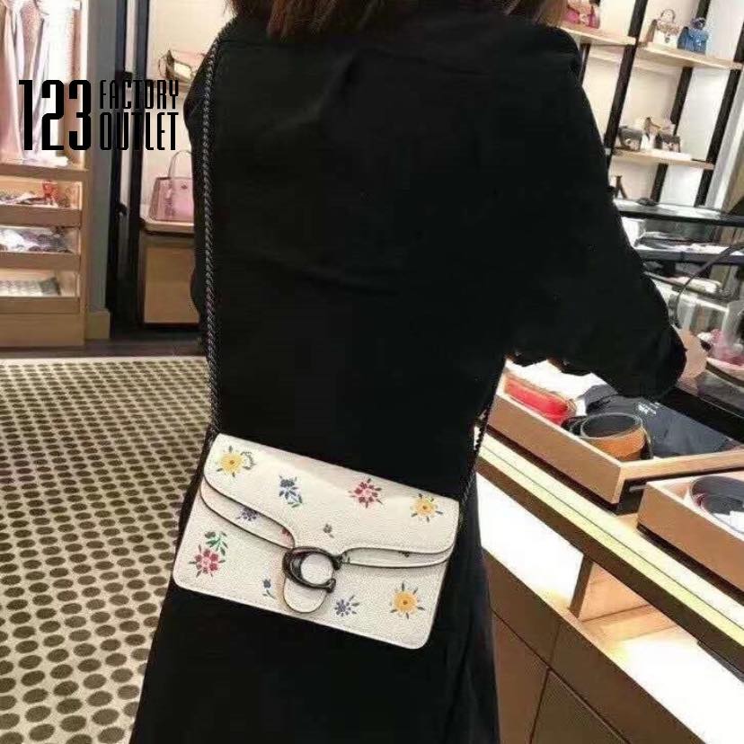 COACH TABBY CROSSBODY WITH WILDFLOWER PRINT ((810)) พร้อมส่งที่ไทยค่ะ! กระเป๋าสะพายครอสบอดี้ร์หรือสามารถถือแบบคลัทออกงานสวยๆได้เลยนะคะ วัสดุหนังแท้ หนังนิ่มค่ะ