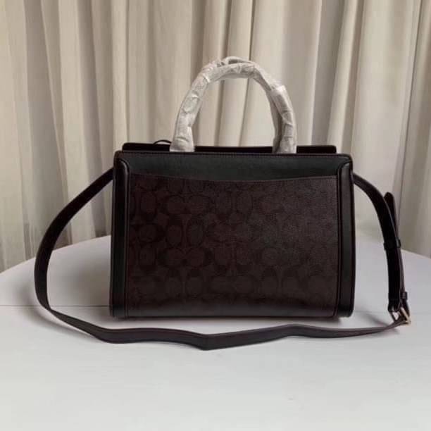 COACH ZOE CARRYALL IN SIGNATURE CANVAS เดอะเบสท์แห่งปี ต้องยกให้พี่คนสวยใบนี้เลย!! รุ่นที่สาวๆตามหา หายากอีกหนึ่ง กระเป๋าถือ/สะพายทรงสวย คลาสสิค ใบใหญ่จุคุ้ม มีดีเทลน่ารักๆที่แม่กุญแจ สามารถล็อคหัวซิปได้ กุญแจซ่อนในพวงหนังห้อยก็น่ารักไปอีก ภายในโล่งกว้าง 