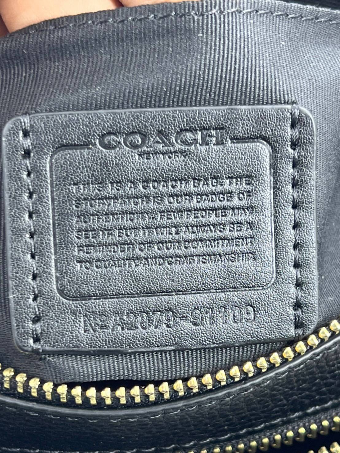 COACH JES CROSSBODY WITH HORSE AND CARRIAGE PRINT ((91109)) กระเป๋าสะพายครอสบอดี้ร์ หนังแท้นิ่ม ลายปริ้นรถม้าทั้งใบสวยงามมากๆค่ะ กระเป๋าแบ่งเป็น2ช่องซิปหลัก ช่องกว้างสามารถใส่กระเป๋าเงินใบยาวได้;ของจำเป็นได้ครบเลยค่ะ;มีช่องให้ใส่ของจุกจิก;พร้อมช่องโล่งด้า