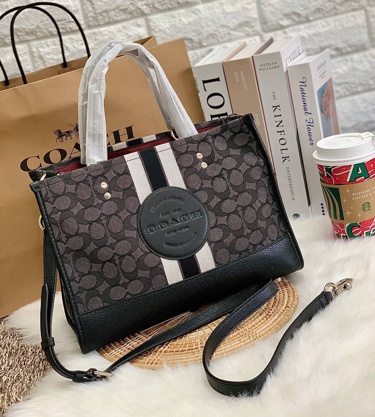 พร้อมส่ง 4ลาย 🌈ไม่มีในช๊อปไทยจร้าา😘 COACH DEMPSEY CARRYALL IN SIGNATURE JACQUARD WITH STRIPE AND COACH PATCH (C2826,C1527,C4113) พร้อมส่งความสวย! คุณภาพจัดเต็มค่ะ กระเป๋าทรงTote วัสดุ Jackquard+หนังแท้ ได้ลงตัวสวยงาม ด้านหน้ามีโลโก้แบรนด์ว