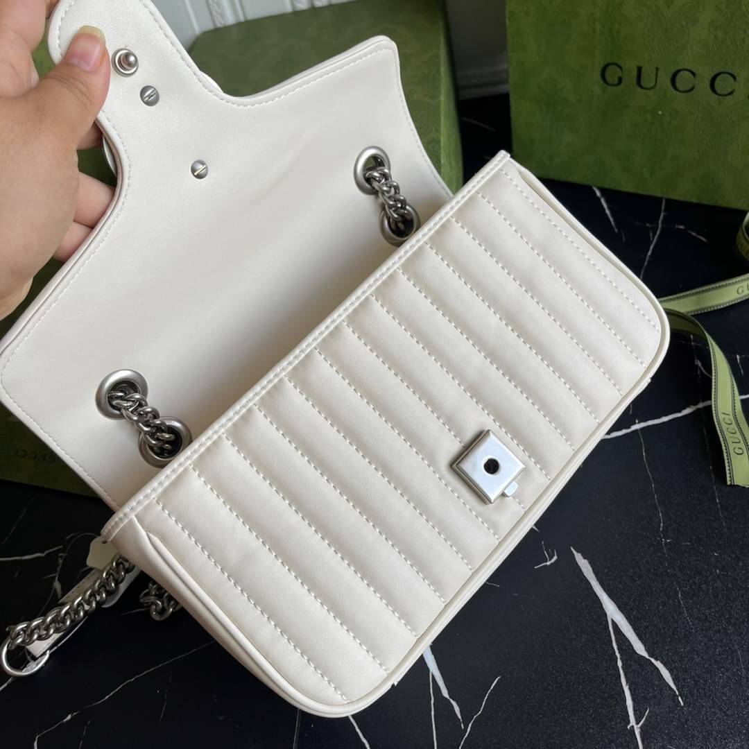 หนังแท้ 26cm GUCCI GG Marmont leather shoulder bag แบบใหม่ล่าสุด ราคานี้หนังแท้คือคุ้มมากเลยค่าสาวๆ ต้องจัดแล้วน้าา ยกระดับความหรูให้กับตัวเองกันหน่อย ด้วยกระเป๋ารุ่นนี้!! ครอสบอดี้ที่ดีไซน์หรู อัพเลเวล ในราคาที่จับต้องได้ พร้อมเสิร์ฟความสวยตรงถึงบ้านแล้ว