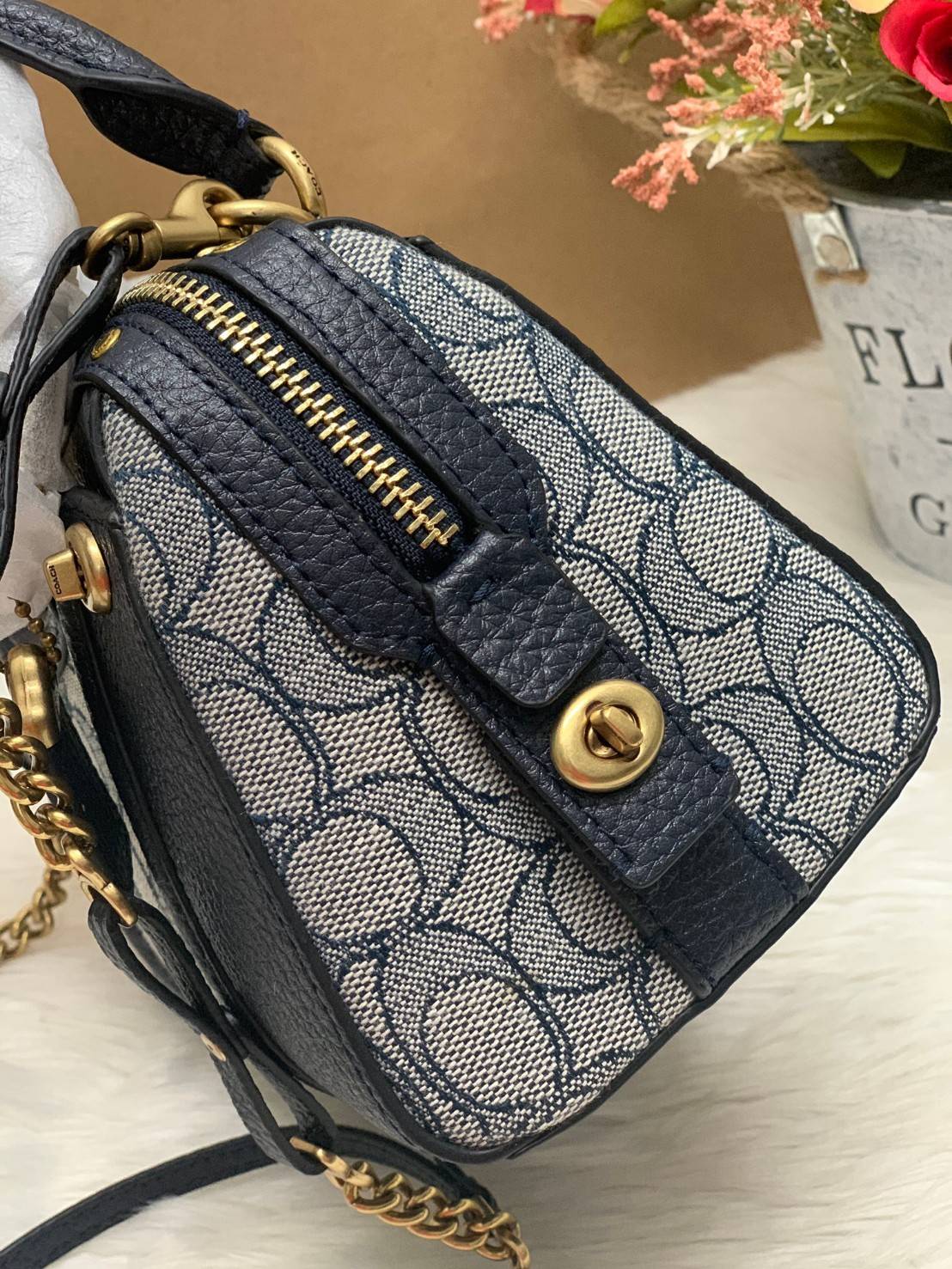 COACH LARK BAG 19 IN SIGNATURE JACQUARD พร้อมส่งที่ไทย สวยก่อนใครแน่นอนค่ะ กระเป๋าสะพายข้าง//ครอสบอดี้ร์ วัสดุหนังแท้+Jacqurd ได้ลงตัวสวยงามมากๆค่ะ มีช่องใส่ของจุกจิกทั้งด้านหน้าและหลัง ;เปิดปิดกระเป๋าแบบซิปคู่ ภายในสามารถใส่กระเป๋าเงินใบกลางได้;มือถือได้