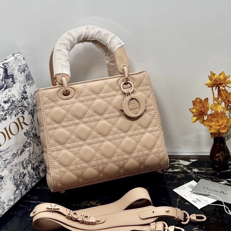 Dior Medium Lady Dior Bag 25cm กระเป๋าสะพายทรงโท้ท ที่สุดของความเรียบหรูดูแพง น้อยแต่มากที่แท้ทรู ดีไซน์เรียบง่าย แต่แฝงไปด้วยความหรูหรา ทรงกล่องคลาสสิค โดดเด่นด้วยพวงกุญแจอะไหล่โทนสีเดียวกับกระเป๋า เป็นเอกลักษณ์ด้วยลายเส้นซ้อนทับสวยงาม