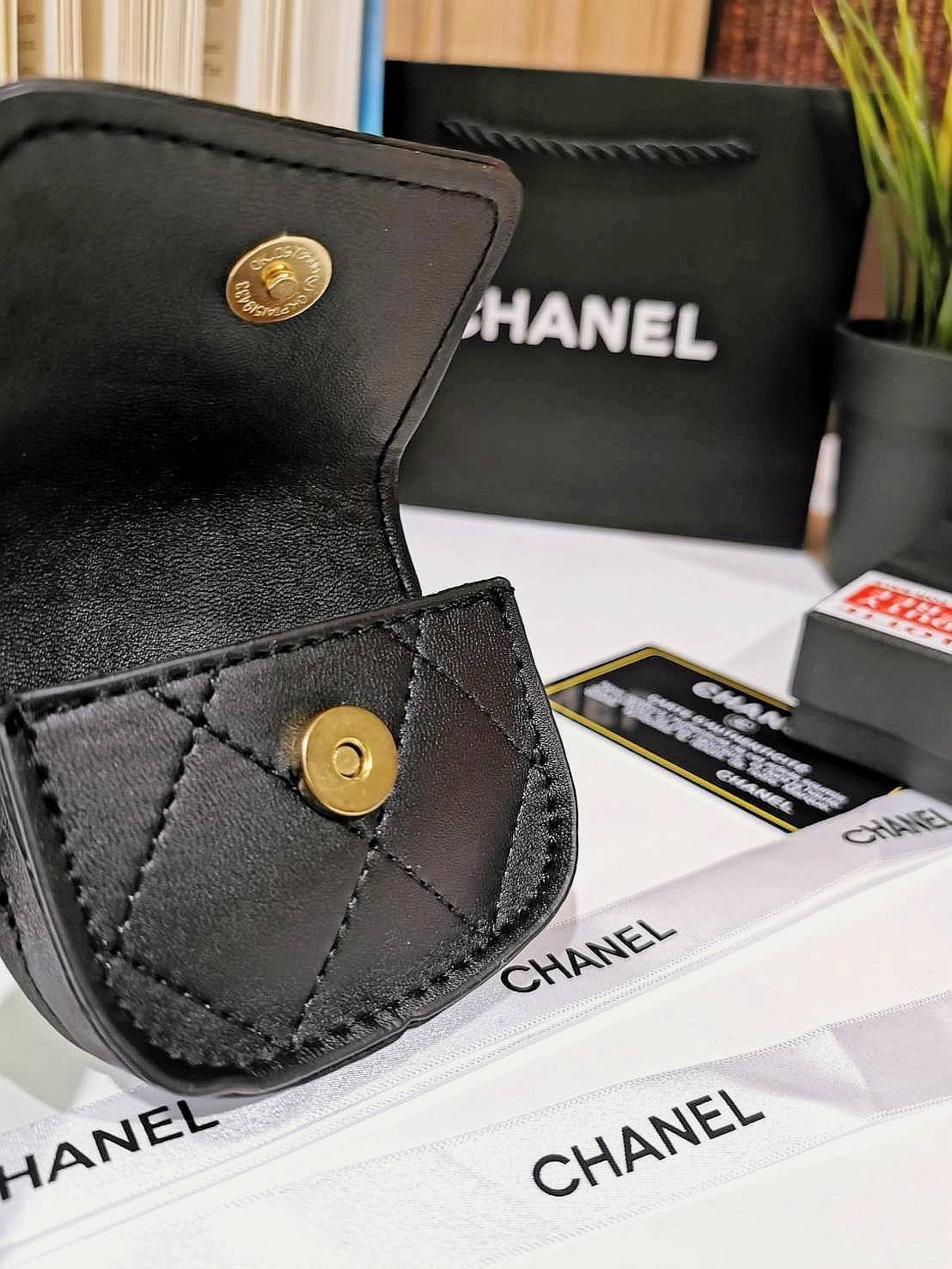 CHANEL QUILTED CRYSTAL CC MINI BAG VIP ไอเท็มแนะนำน่ารักสุดๆวัสดุหนังเรียบสีดำด้านหน้าประดับโลโก้แบรนด์เปิดปิดด้วยฝาปิดกระดุมแม่เหล็กอะไหล่ทองสวยดูดีมาพร้อมสายโซ่ร้อยหนังสามารถใช้คล้องกระเป๋า พวงกุญแจ เข็มขัดได้ ใส่ Airpods เหรียญ หรือกุญแจได้ น่ารักน่าใช