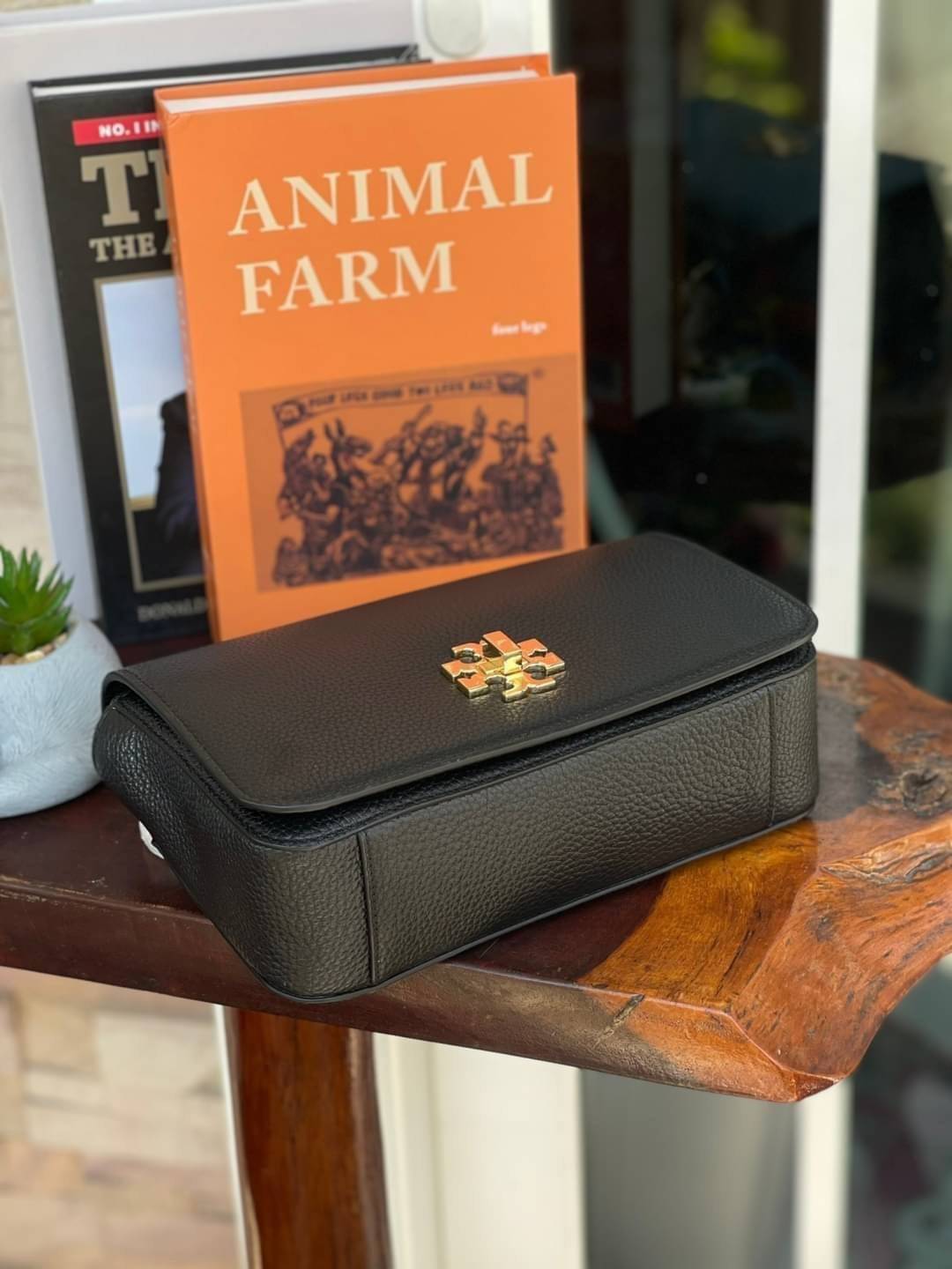 Tory burch description mercer adjustbale shoulder bag เป็น Collection รุ่นท็อปที่สาว ๆ หลายคนถูกใจ ด้วยทรงกระเป๋าคลาสสิกสุดเก๋ ใช้งานแบบไหนก็ดูดี ในลุคช์สาวหวานแบบสะพายสายคู่ หรือ ต้องการความคล่องตัวด้วยการสะพายแบบครอสบอดี้ มีดีไซน์ที่ Practical ต่อการใช้