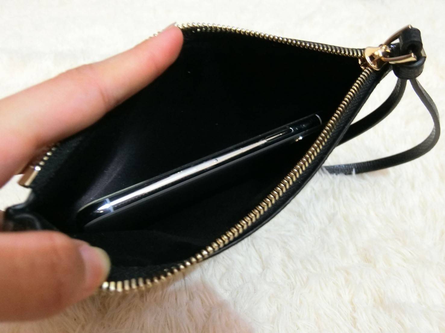 Coach Star Glitter Corner Zip Wristlet / FACTORY HK กระเป๋าคล้องมือทรงคลัช ตัวกระเป๋าตกแต่งกริ๊ตเตอร์ ด้านหน้าติดอะไหล่แบรนด์ สวยหรู เปิดปิดด้วยซิป ด้านในบุผ้ากำหยี่สามารถใส่โทรศัพท์มือถือได้ทุกรุ่น มาพร้อมสายคล้องมือ 1เส้น MUST HAVE!!