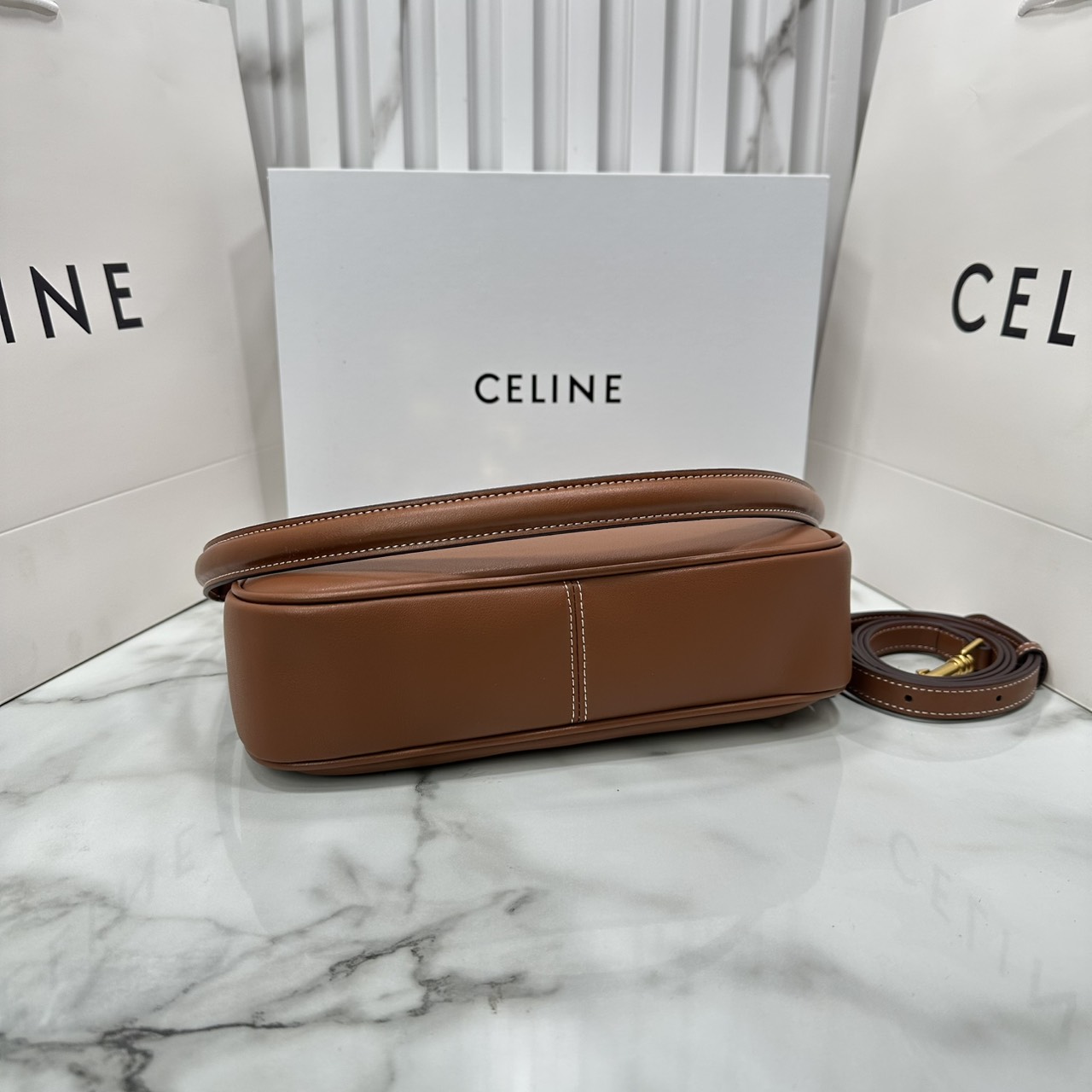 ORI หนังแท้ | CELINE SMALL CAMILLE 16 SOFT BAG IN SMOOTH LEATHER กระเป๋าสะพายรุ่นใหม่ล่าสุดของไลน์ 16 soft รูปทรงแบบโฮโบที่มาพร้อมดีไซน์ที่ใช้งานได้จริง หรูหราและโดดเด่น ฝาพับหนังกับตัวปิดแบบ Turnlock สีทองรูปทรงคล้ายอัญมณี