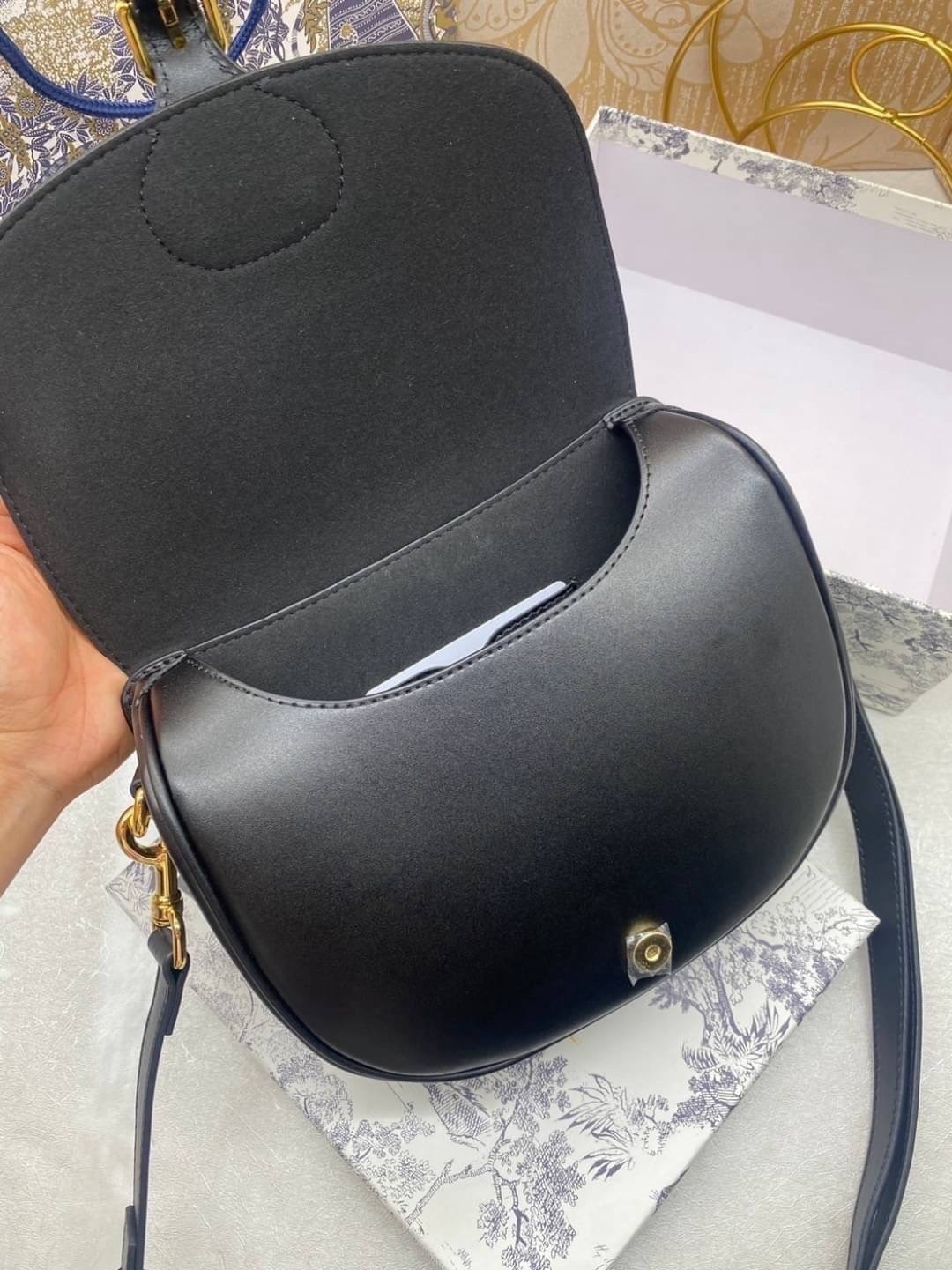 Dior Bobby Medium Bag กระเป๋าสะพายทรงโฮโบรุ่นยอดนิยม คลาสสิคสุดหรู ด้วยสัดส่วนที่กลมกลืนลงตัวอย่างสวยงาม เกรดท็อปออริ ใช้งานต่างประเทศได้