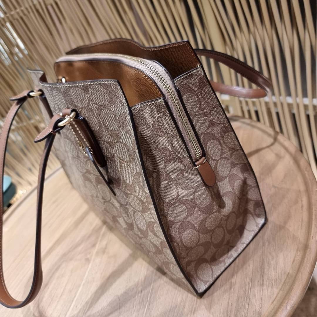COACH C4075 TATUM CARRYALL IN SIGNATURE CANVAS คอลเลคชั่นใหม่ล่าสุด จัดมาให้ได้สวยก่อนใคร สวยหรูทุกสี!! ลุคผู้ดีต้องมาอีกหนึ่ง กระเป๋าสะพายทรงสวย ที่มาพร้อมสายสะพายไหล่ในตัว และสายครอสบอดี้สำหรับสะพายข้าง วัสดุหนัง crossgrain สวยคมมากๆ ตัวกระเป๋าถูกแบ่งเป
