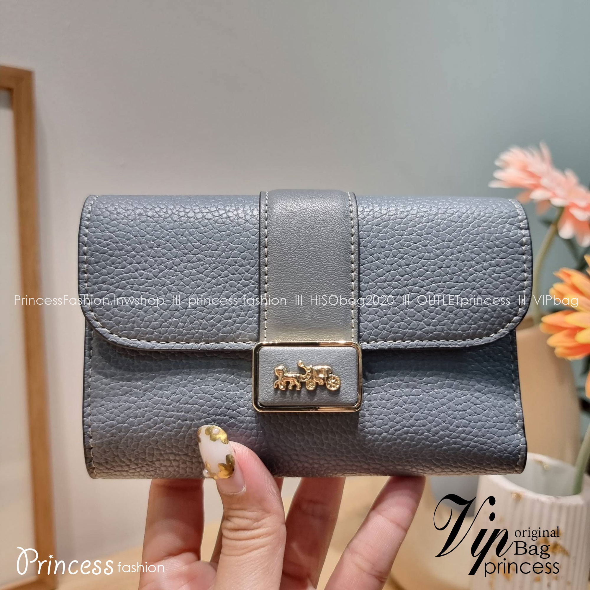 COACH MEDIUM GRACE WALLET IN SIGNATURE CANVAS CC061 CC060 CC059 พร้อมส่ง 5 สี กระเป๋าสตางค์ใบกลาง ดีไซน์หรู โดดเด่นด้วยโลโก้สไตล์วินเทจ คลาสสิค โทนสีใช้งานง่าย