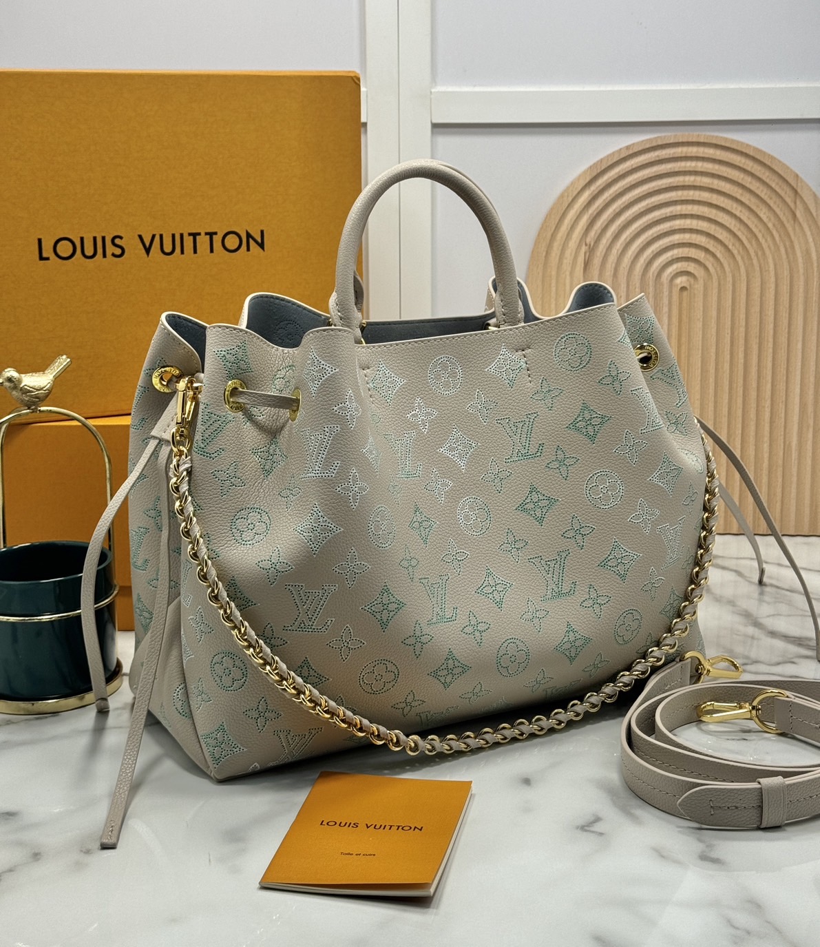 LV Bella Tote Flight Mode กระเป๋าทรงโท้ทใบใหญ่ รุ่นใหม่สีสวยละมุนมาก ต้อนรับลมหนาว สวยงามลงตัวอย่างสง่างาม หรูหราที่สุด ดีไซน์โดดเด่นด้วยการไล่เฉดสีแบบใหม่ ฉลุลาย Degradé Monogram