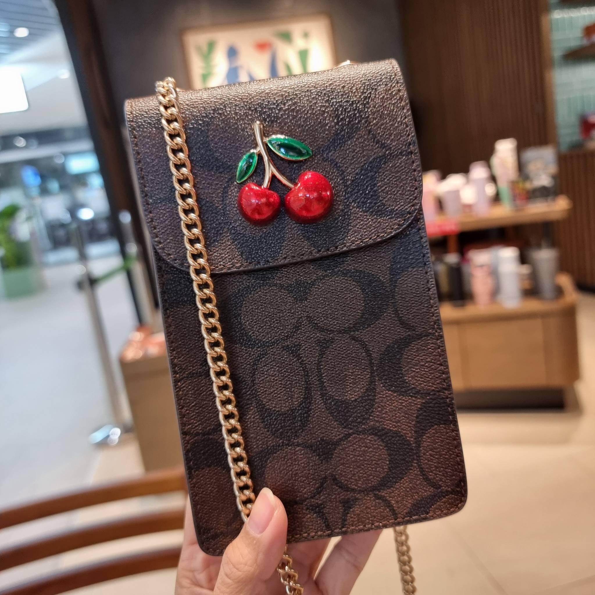 COACH F73486 NORTH/SOUTH PHONE CROSSBODY IN SIGNATURE CANVAS WITH FRUIT 🍒🍓🍋 แจกความสดใสกันอีกครั้ง!! กับกระเป๋าสะพายเอนกประสงค์ Case phone ใส่โทรศัพท์มือถือได้ทุกรุ่น ดีไซน์ลายผลไม้ฉ่ำๆ สวยมีเสน่ห์ 💖 วัสดุหนังแคนวาสคุณภาพ ฝ