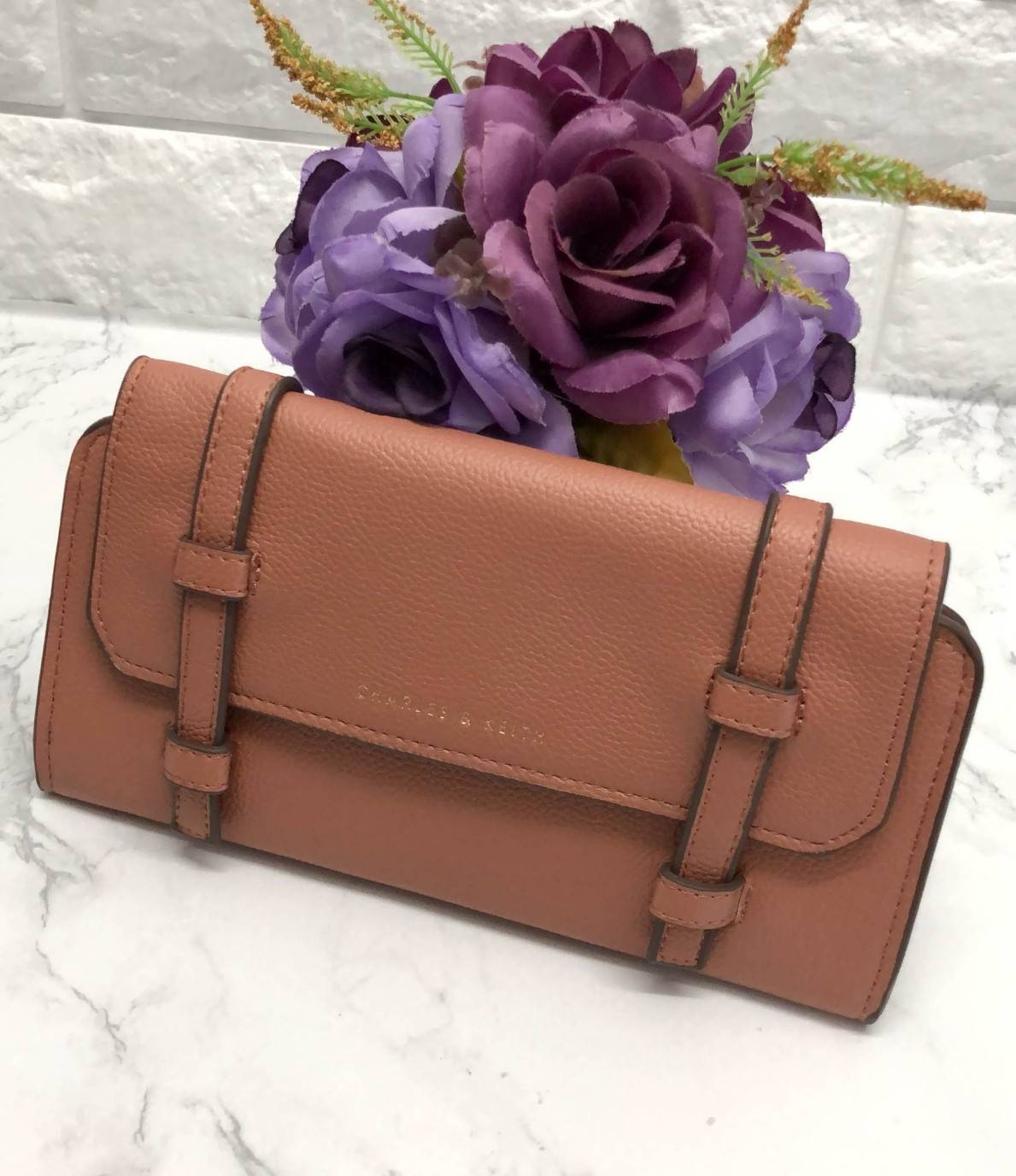 New arrival !!! CHARLES & KEITH STRAP DETAIL LONG WALLET BAG พร้อมส่งกระเป๋าสตางค์รุ่นใหม่ชนช็อป วัสดุหนังคาร์เวียสวย ดีไซน์เก๋แบบสายหนังคาดด้านหน้า เปิดปิดกระเป๋าแบบแม่เหล็ก ภายในมีช่องใส่ธนบัตร และช่องใส่บัตรถึง 10 ช่อง มีช่องซิปกลาง ด้านหลังกระเป๋ามีช่