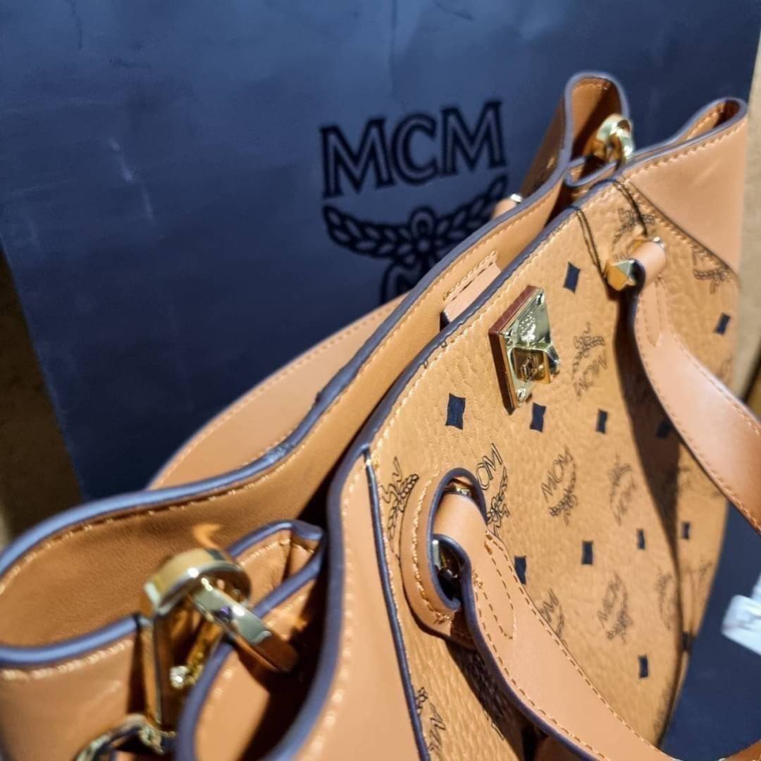 M.C.M ESSENTIAL TOTE IN VISETOS ความจุใจมาพร้อมเสิร์ฟแล้วจ้า ใครที่มองหากระเป๋าทรงโท้ทจุๆ ต้องใบนี้เลย!! กระเป๋าสะพายไหล่/ข้าง ดีไซน์ทรงสวยน่าใช้ วัสดุหนังแคนวาสสลับหนังแท้ ปากกระเป๋ามีตัวบิดล็อคแน่นหนากันของหล่นออกจากกระเป๋า ภายในโล่งกว้าง แบ่งสัดส่วนอย่
