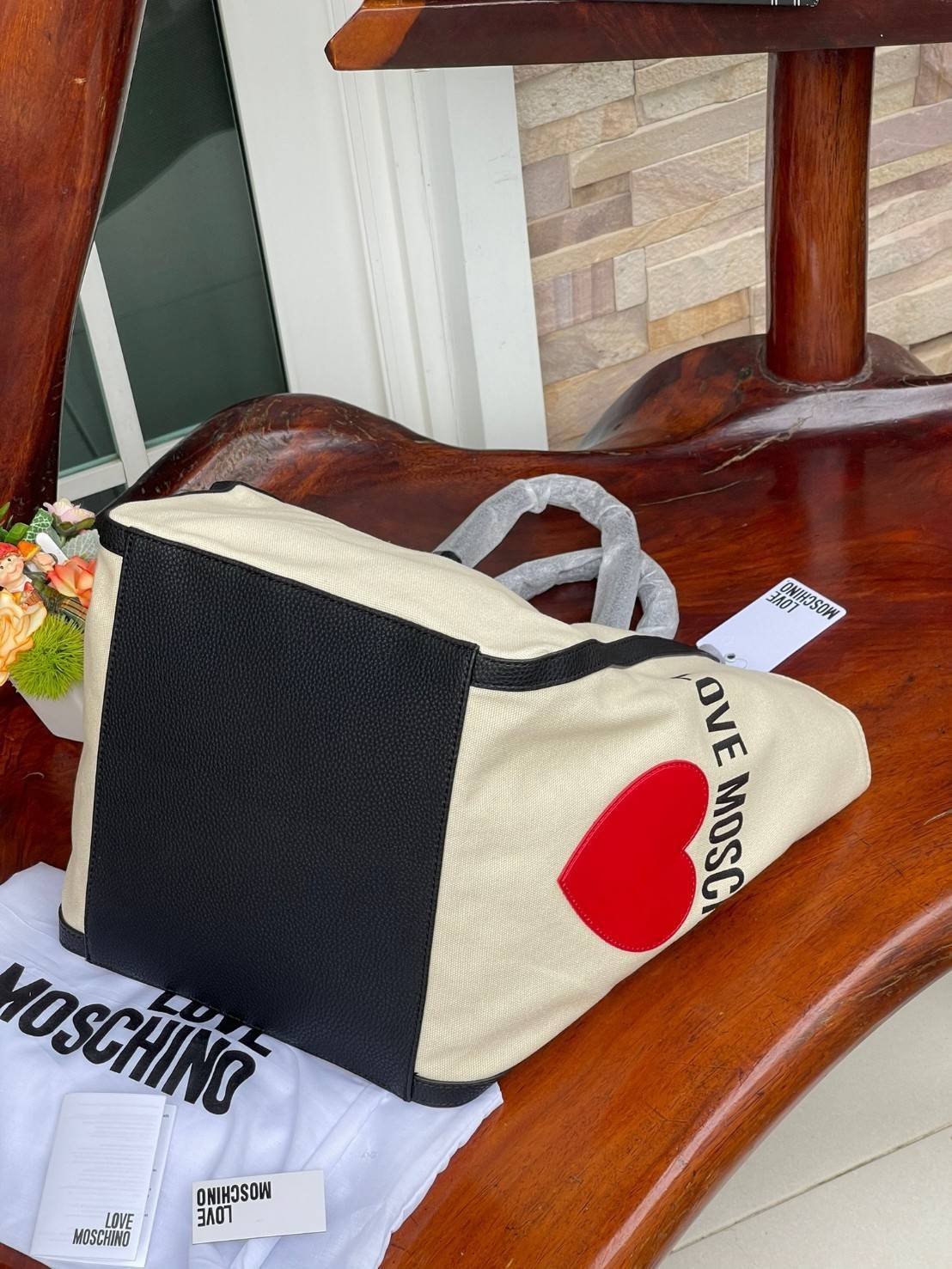 Love Moschino Borsa Donna MOD.JC4333PP07KV VAR.Unica กระเป๋าทรง Tote เป็นกระเป๋าที่สาวๆ ทำงานนิยมมากที่สุด เพราะมีขนาดใหญ่พอเหมาะใส่เอกสารขนาด A4 ใส่ของใช้ของจำเป็นได้ครบสำหรับการใช้งานนอกบ้านใน 1 วัน ถ้าต้องออกไปธุระต่อตอนค่ำก็ยังไม่ใหญ่เทอะทะเกินไป