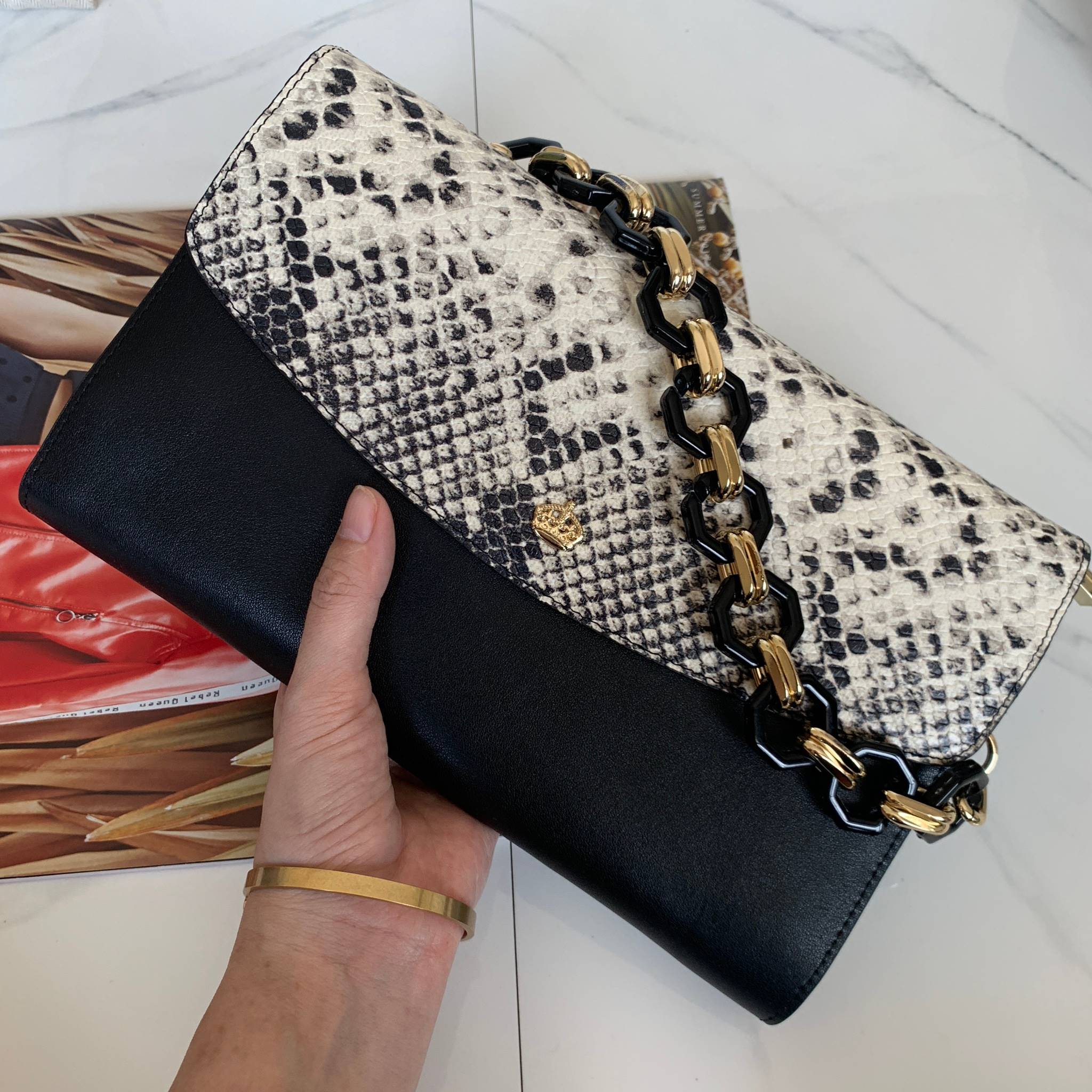 คลัชมาใหม่ สัปดาห์นี้ค่า ‘ Stair ‘ Clutch bag ✔️รอบนี้เข้าเพิ่มอีก 5 ลายเลยน๊า หลังจากปล่อยคอลเลคชั่นแรกออกไปแล้วได้รับความนิยมมากๆ รอบนี้จัดเฉดสีกลางๆ ให้แมทช์ง่ายกับชุดด้วยค่า **หนังวัวแท้ค่า