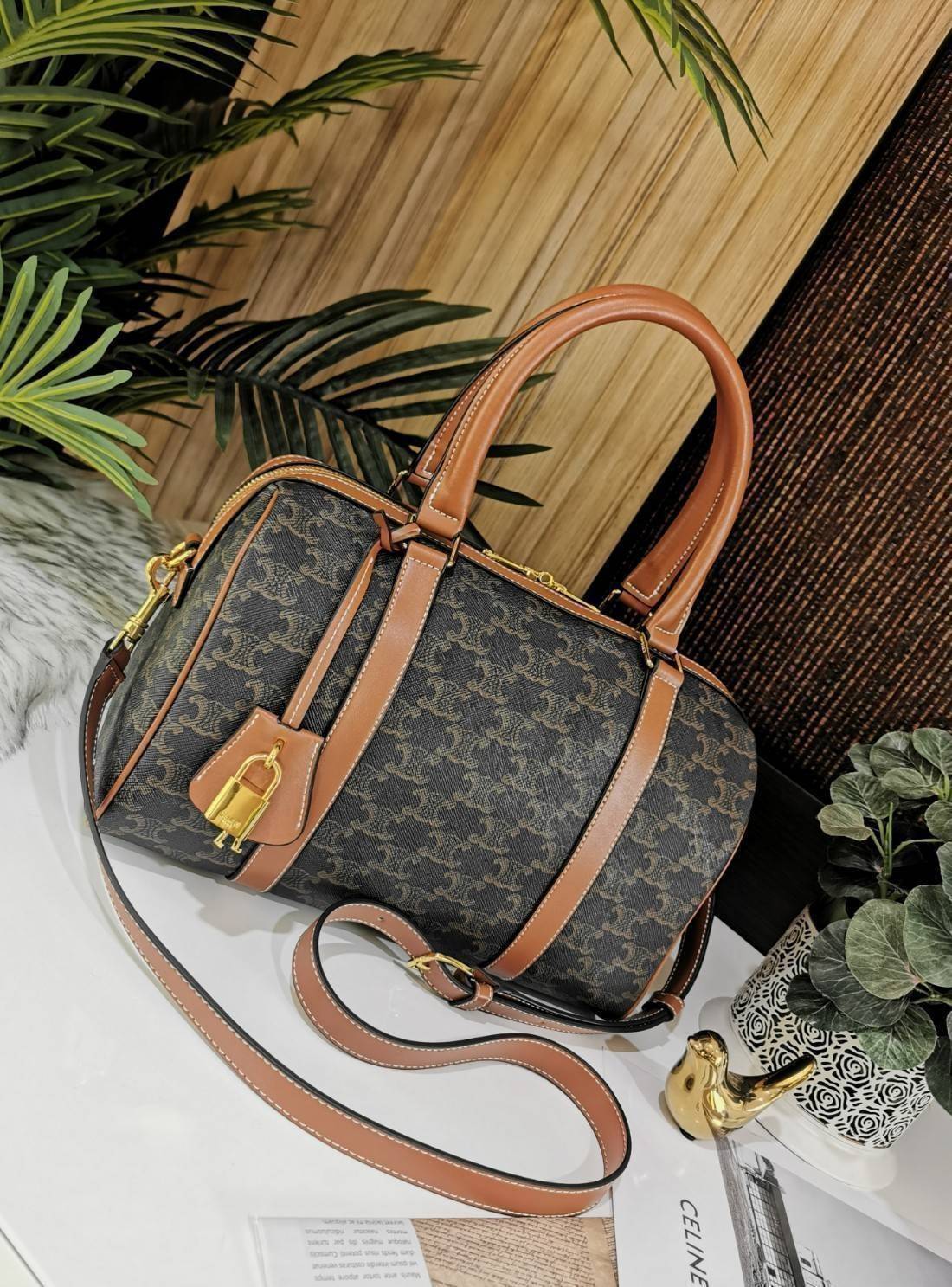 CELINE TRIOMPHE CANVAS BOSTON BAG VIP GIFT WITH PURCHASE (GWP) พรีเมี่ยมกิ๊ฟ Limited Edition จาก CELINE HAUTE PERFUME DUTYFREE วัสดุ TRIOMPHE CANVAS หนังขึ้นลาย Signature สวยหรูสุดคลาสสิคดีไซน์ไม่มีเอ้าท์ เปิดปิดด้วยซิปแบรนด์ มาพร้อมTagห้อยแม่กุญแจอะไหล่แ