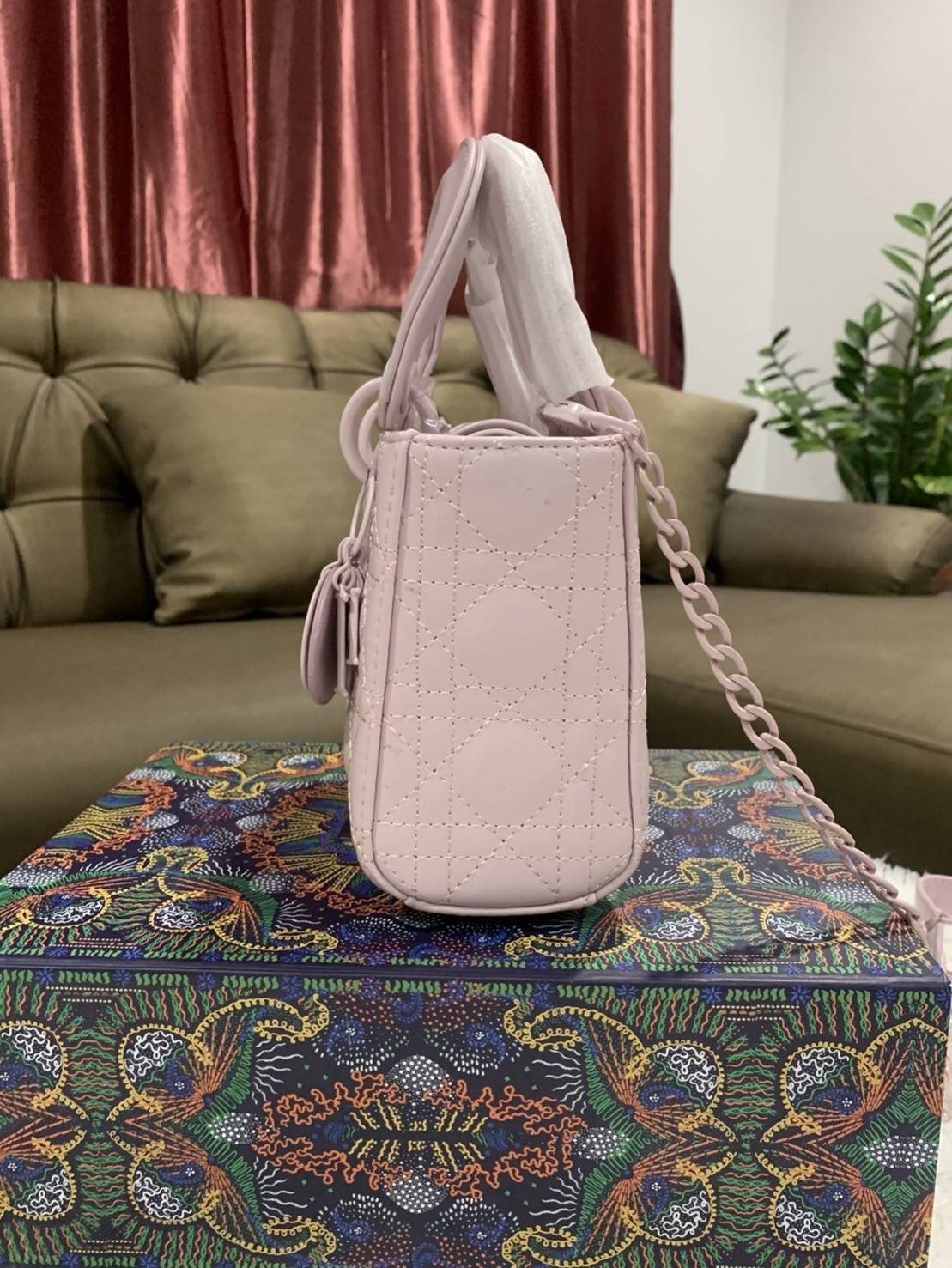 VIP 】MICRO LADY DIOR BAG Cloud ฺBlack & Pink My ABC Cannage Lambskin : VIP GIFT WITH PURCHASE (GWP) พรีเมี่ยมกิ้ฟ Limited Edition จาก DIOR DUTYFREE COUNTER ความสง่างามอีกหนึ่งรุ่นของ Dior รูปทรงสีเหลียม ขนาดกระทัดรัด อะไหล่เข้ากับสีกระเป๋า ตั้งอยู่ทรง ฐาน