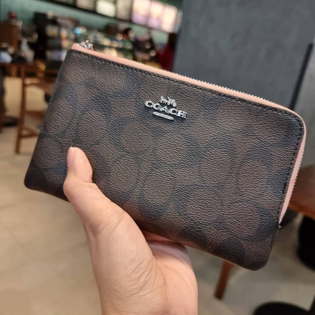 COACH F87591 DOUBLE CORNER ZIP WALLET IN SIGNATURE COATED CANVAS คล้องมือรุ่น 2 ซิป!! มาแล้วจ้า 🌟🤗 ไซส์นี้คือเหมาะมือจริงๆ พกง่ายเช่นเคย ไม่ต้องกังวลว่าจะเกะกะหรือกินพื้นที่กระเป๋าหลัก วัสดุหนังแคนวาสเคลือบลาย มีช่องหลักแยก 2 ช่อง ภายในบุผ