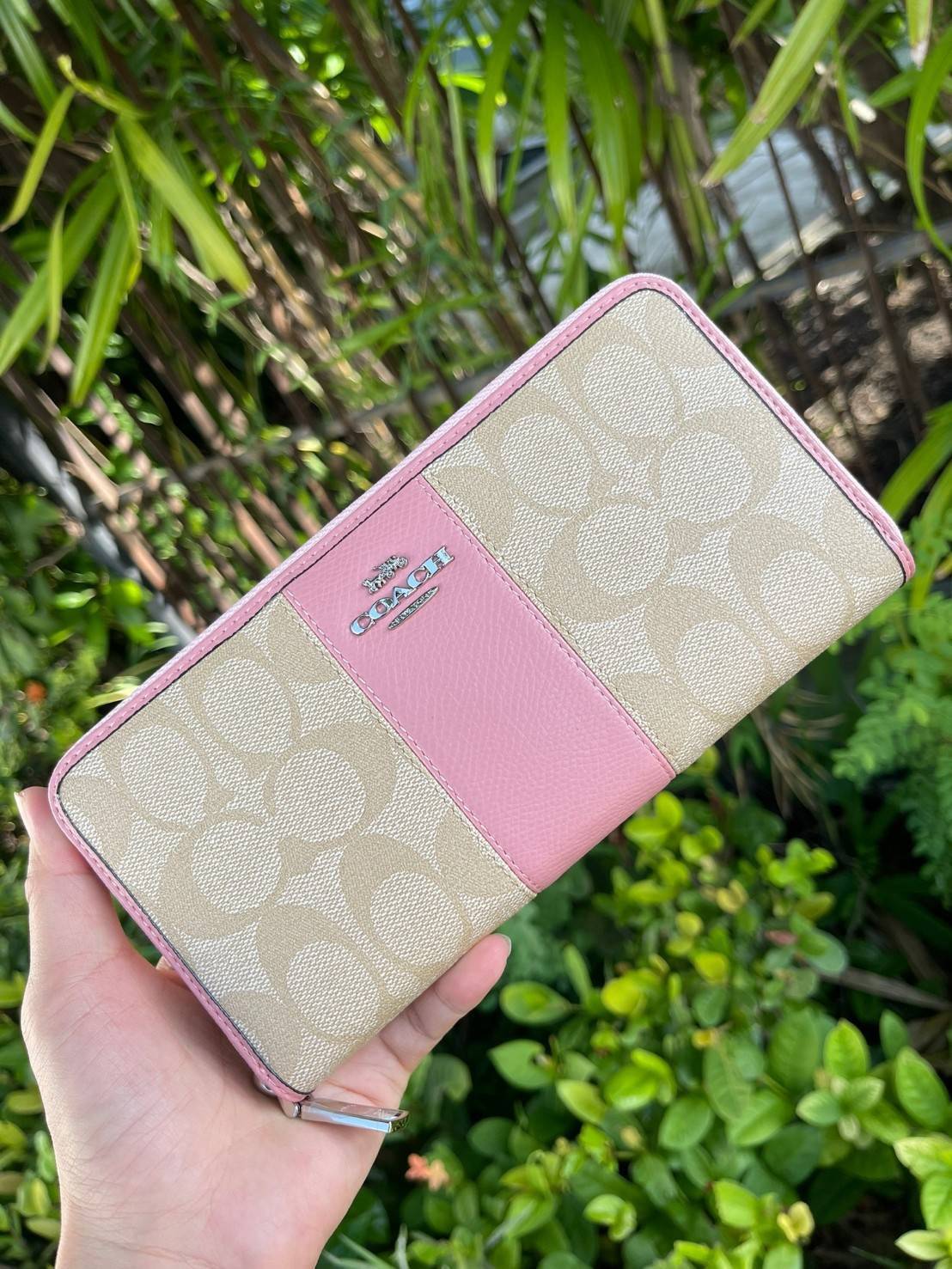 COACH F54630 ACCORDION ZIP WALLET IN SIGNATURE เป็นกระเป๋าสตางค์ที่เหมาะกับการใช้งาน นอกจากเพิ่มความมั่นใจแล้ว ยังทำให้ชีวิตของเราง่ายขึ้นอีกด้วย โดยการเปิดปิดแบบซิปรอบ สามารถใส่ธนบัตร เหรียญ บัตรต่างๆได้หลายใบเลยทีเดียว ขนาดของกระเป๋าสามารถถือแทนกระเป๋าค