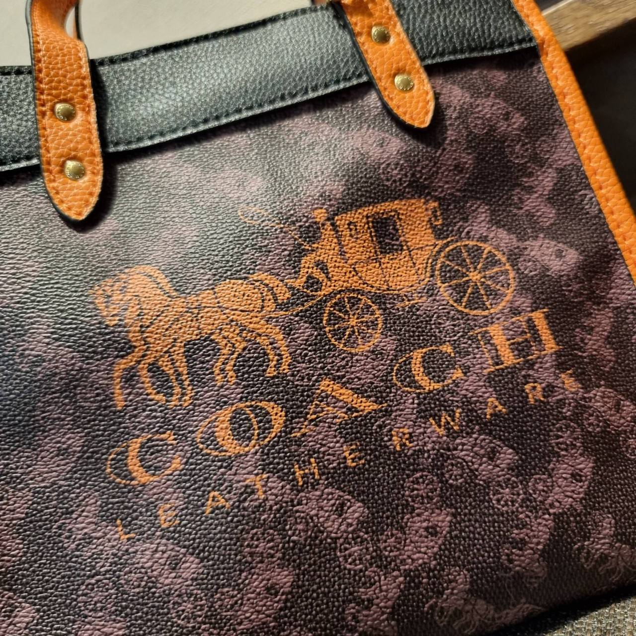 COACH C8456 FIELD TOTE 22 WITH HORSE AND CARRIAGE PRINT AND CARRIAGE BADGE คอลเลคชั่นสุดคลาสสิค ต้อนรับซัมเมอร์ ทั้งสดใสและร้อนแรง สวยหรูดูแพงในไอเท็มเดียว กระเป๋าทรงโท้ท ไซส์กำลังสวย น่ารักน่าใช้ ฟังก์ชั่นการใช้งานสะดวกที่สุด มีทั้งสายคล้องแขนในตัว และสา