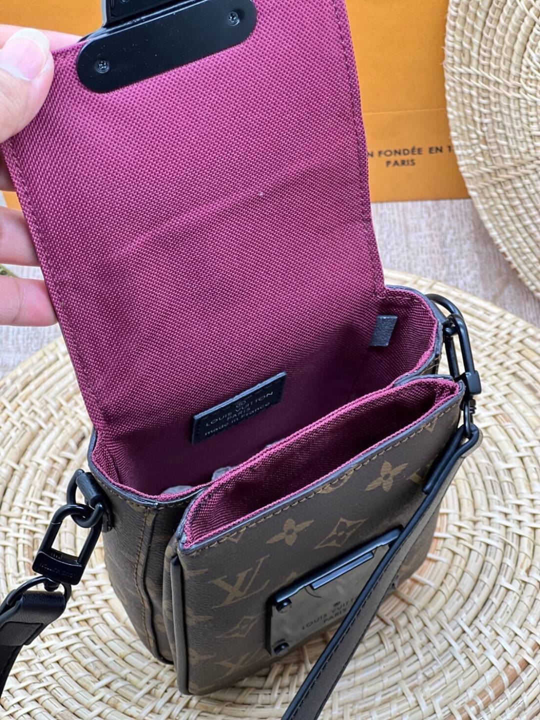 LV S-Lock Vertical wearable wallet / LV Phone bag Monogram Macassar coated canvas and black cowhide leather เกรดออริจินอล ใช้ได้ทั้งผู้หญิงผู้ชาย พร้อมส่งที่ไทย ภาพสินค้าถ่ายจากงานขายจริง ใช้งานต่างประเทศได้