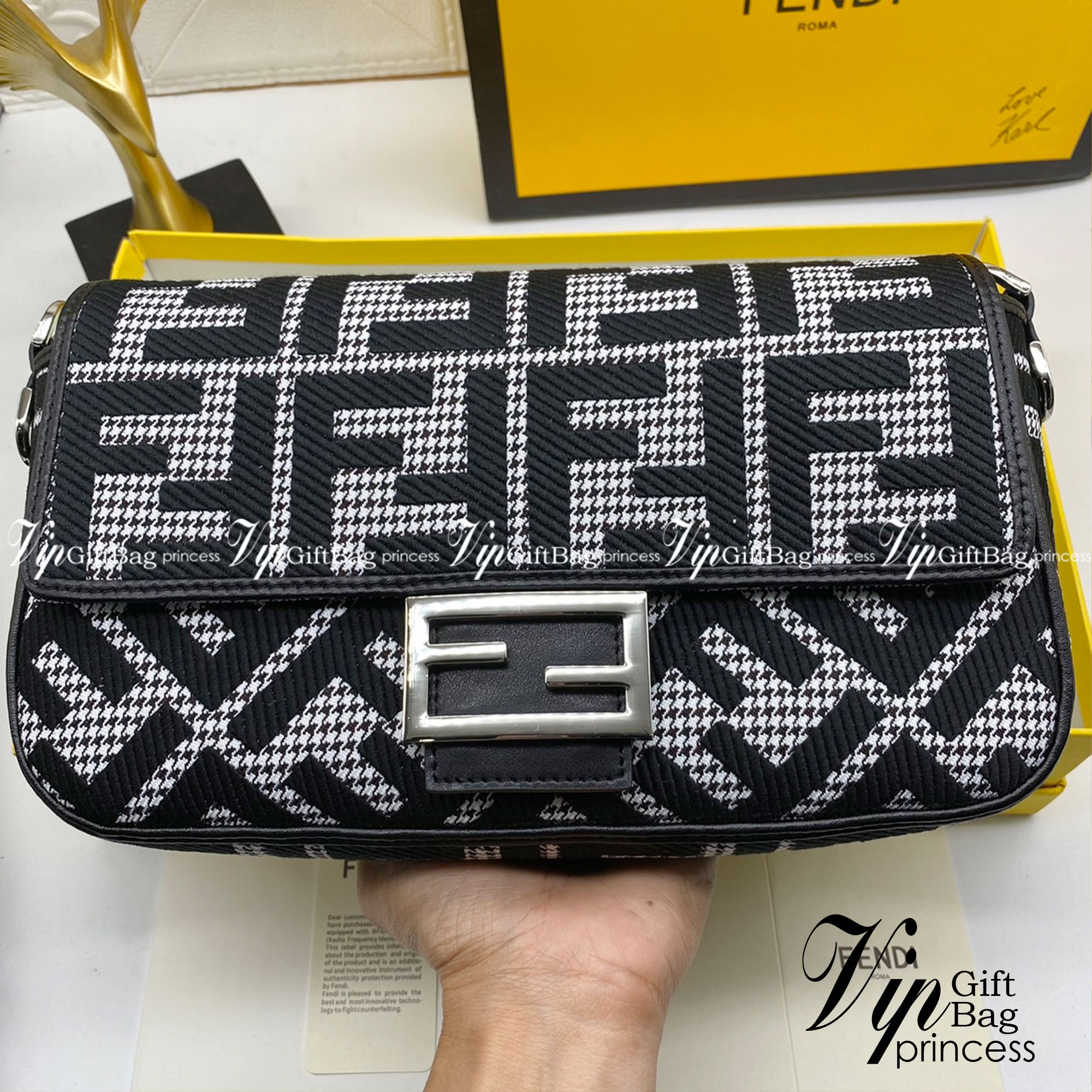 Fendi Baguette FF Tapestry Fabric Bag 26cm เกรดออริจินอล กระเป๋าทรง Baguette ลวดลาย FF สไตล์วินเทจ สามารถถือด้วยมือหรือสะพายไหล่หรือสะพายข้างด้วยที่จับหนังและสายสะพายไหล่ ทั้งสองแบบถอดออกได้ สวยหรู ใบนี้ไม่ควรพลาดค่า
