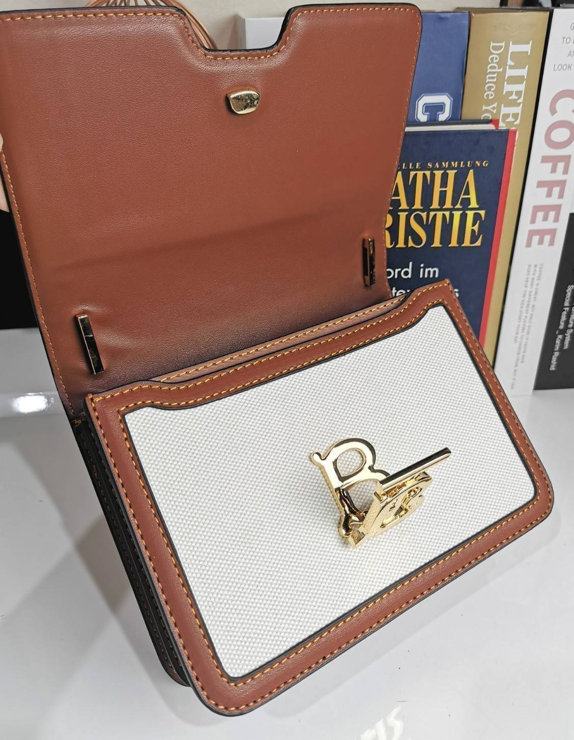 BURBERRY FRAGRANCES CROSSBODY BAG VIP GIFT WITH PURCHASE (GWP) พรีเมี่ยมกิ๊ฟ Limited Edition จากน้ำหอม BURBERRY วัสดุ Canvas & Leather ทรงเหลี่ยมสวยหรูอยู่ทรงมีโลโก้แบรนด์ด้านหน้า เปิดปิดด้วยฝาปิดมีสัญลักษณ์รูปตัวB ภายในมีช่องแบ่งเป็นสัดส่วนสามารถใส่มือถื