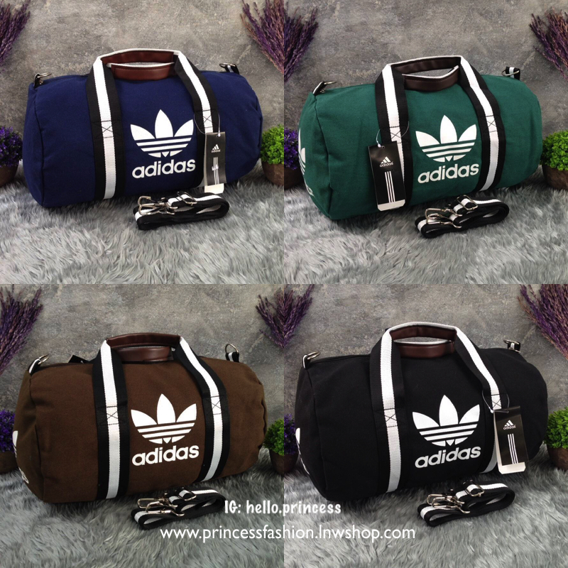 Adidas Travel Canvas Bag กระเป๋าเดินทางทรงหมอน ดีไซน์ sport วัสดุ canvas ด้านหน้าสกรีนแบรนด์ น้ำหนักเบา หูหิ้วมีหนังจับถนัดมือ ซิปแบรนด์ ช่องหลักเปิดปิดด้วยซิป ภายในกว้างใส่เสื้อผ้าได้ มีช่องเล็ก มาพร้อมสายยาว ถอด ปรับได้ค่ะ