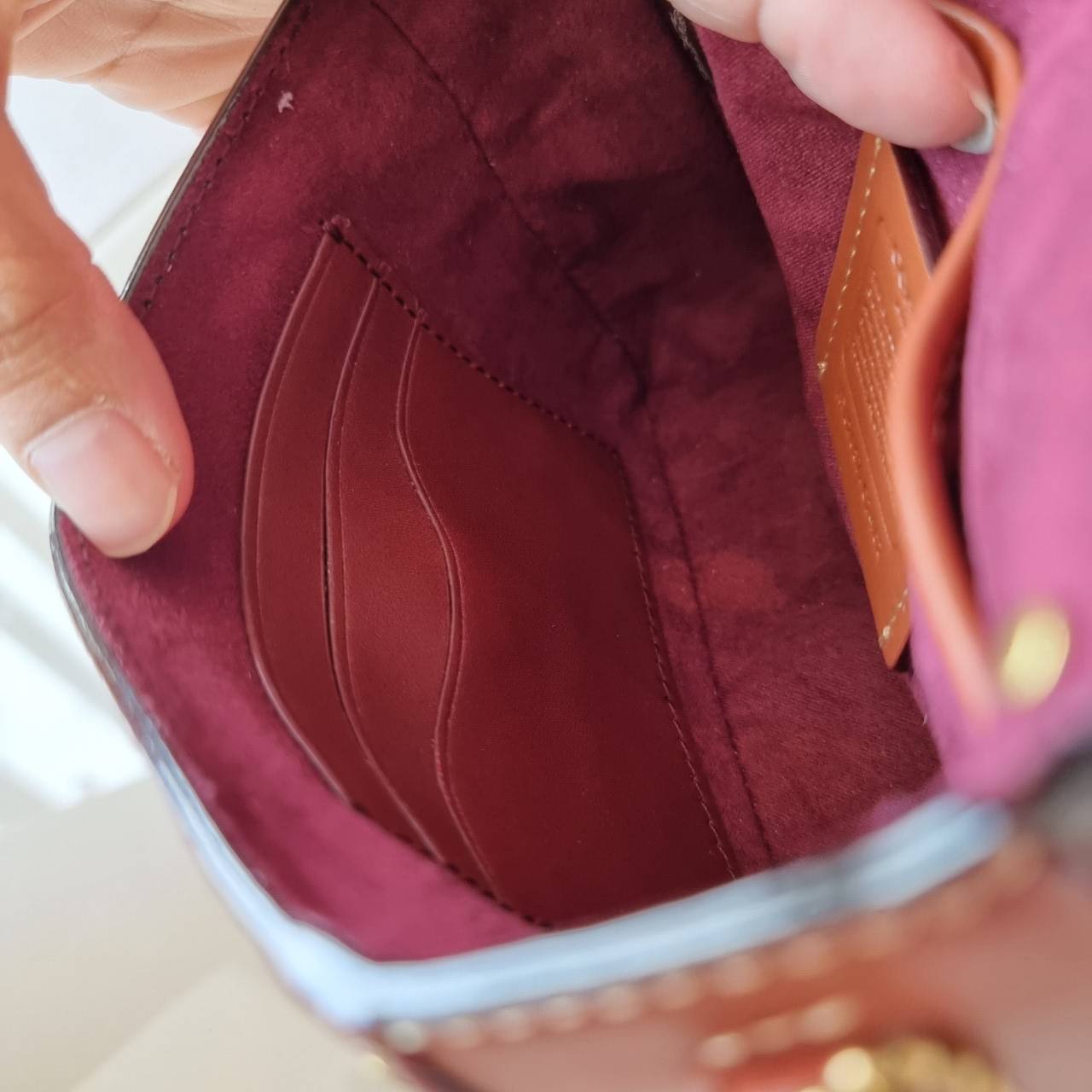 ของแท้ 💯% COACH C0829 MADISON SHOULDER BAG 16 IN SIGNATURE CANVAS กระเป๋าสะพายข้าง ไซส์กะทัดรัด พกพาง่าย น้ำหนักเบา ดีไซน์สวย โดดเด่นด้วยตัวล็อครูปดอกไม้ สีสันตกแต่งตัดกันกับลายซีอย่างลงตัว