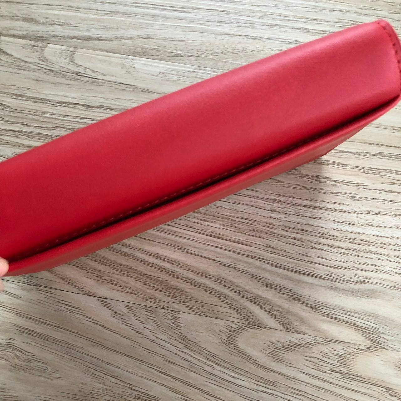 Charles & Keith Front Flap Wallet กระเป๋าสตางค์ มาพร้อมสายโซ่สลับหนัง เปิด - ปิดกระเป๋าด้วยกระดุม ด้านในมีช่องหลายช่อง แยกเก็บของได้เป็นสัดส่วน และมีช่องซิป 1 ช่องค่ะ ด้านหลังมีช่องอีก 1 ช่อง มาพร้อมสายโซ่สลับหนังยาวประมาณ 114 cm สามารถถอดได้ (ปรับไม่ได้ค