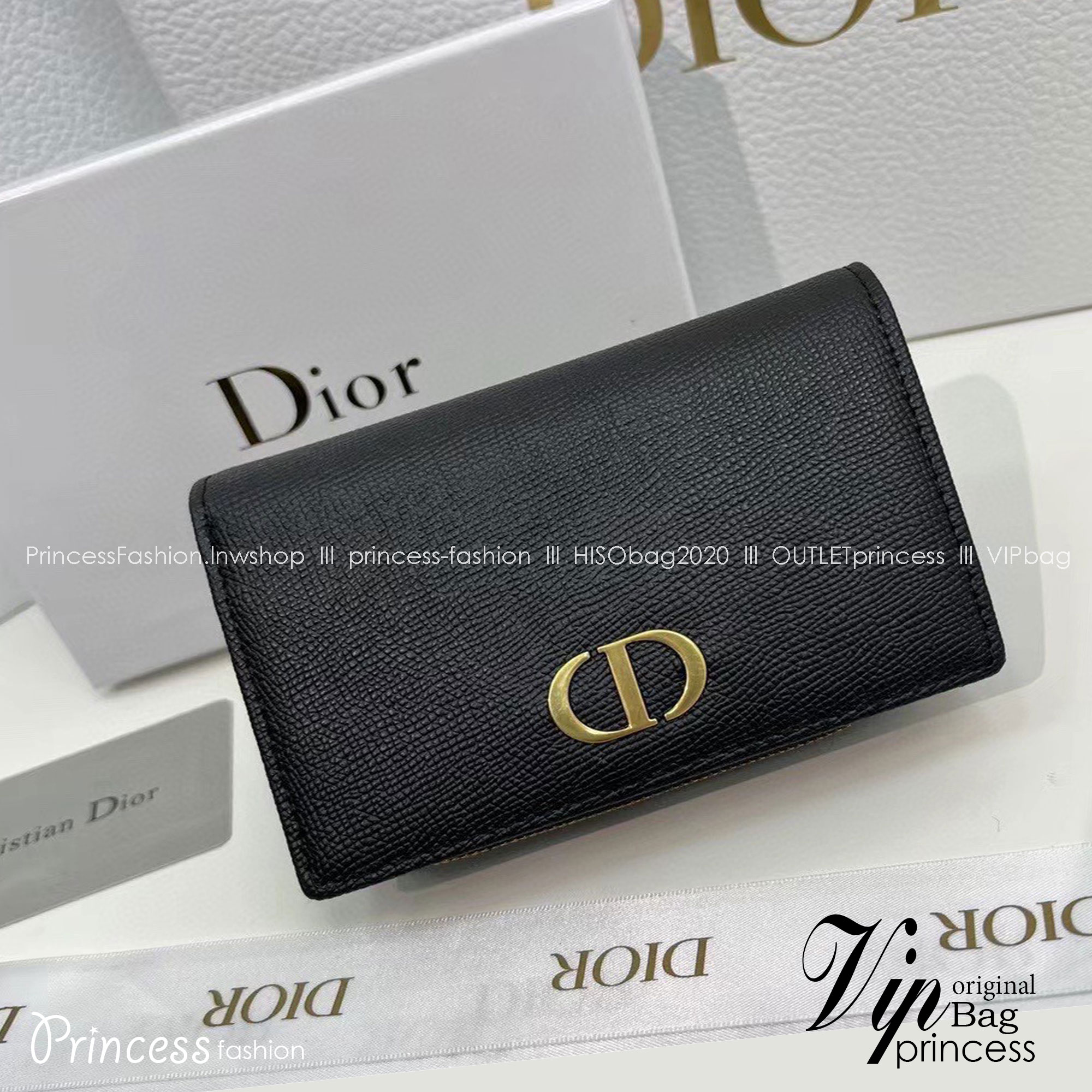 DIOR WALLET รุ่นใหม่ล่าสุด! กระเป๋าสตางค์ใบกลาง รับทรัพย์ จากแบรนด์ DIOR หนังสวยหรู ตกแต่งกิมมิคด้วยตัวห้อย D ด้านหน้า