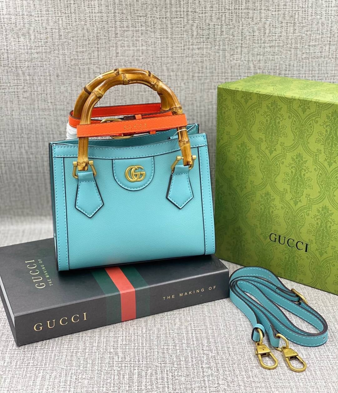 VIP GIFT 】หนังแท้ GUCCI Diana mini tote bag กระเป๋างานหูไม้ไผ่สุดคลาสสิก ดีไซน์มาใหม่พร้อมเข็ดขัดหนังสีสะท้อนแสงประดับตรงหูกระเป๋า ขนาดมินิกำลังน่ารักเลยค่ะ วัสดุหนังแท้ อะไหล่ทอง งานสวยตั้งอยู่ทรง มีสายสะพายยาว 1เส้น สามารถปรับระดับได้-ถอดได้ งานเก๋ไก๋ที