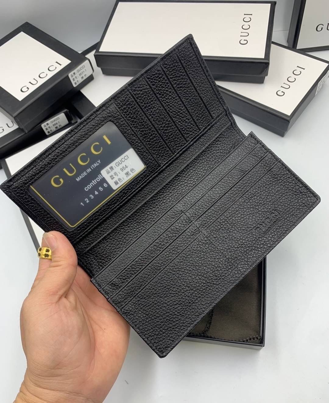 หนังแท้ GUCCI Men Long Wallet รุ่นใหม่ล่าสุด!! หนังสวยเริด ดีงามมากค่าาา กระเป๋าสตางค์ใบยาว ดีไซน์ใหม่ สวยดูหรู ถือใช้กำลังเหมาะมือ ใส่บัตรได้เยอะ ใส่ธนบัตรได้ทุกชนิด มาครบ set พร้อมส่ง!! เป็นไอเท็มที่หนุ่มๆต้องมีจริงๆจ้า 😎😎