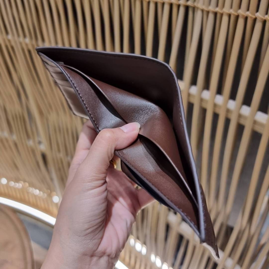 COACH 75371 COMPACT ID WALLET IN SIGNATURE CROSSGRAIN LEATHER กระเป๋าสตางค์ผู้ชาย ลาย c นูนเต็มใบ หนัง crossgrain อีกรุ่นที่ยอดขายไม่เคยตก 🤑🤑 ใบจริงดูผู้ดี ดูแพง!! ภายในมีช่องใส่บัตรได้เยอะ ใส่ธนบัตรได้ทุกใบ ซื้อให้คุณหนุ่มๆรับรองประทับใจไ