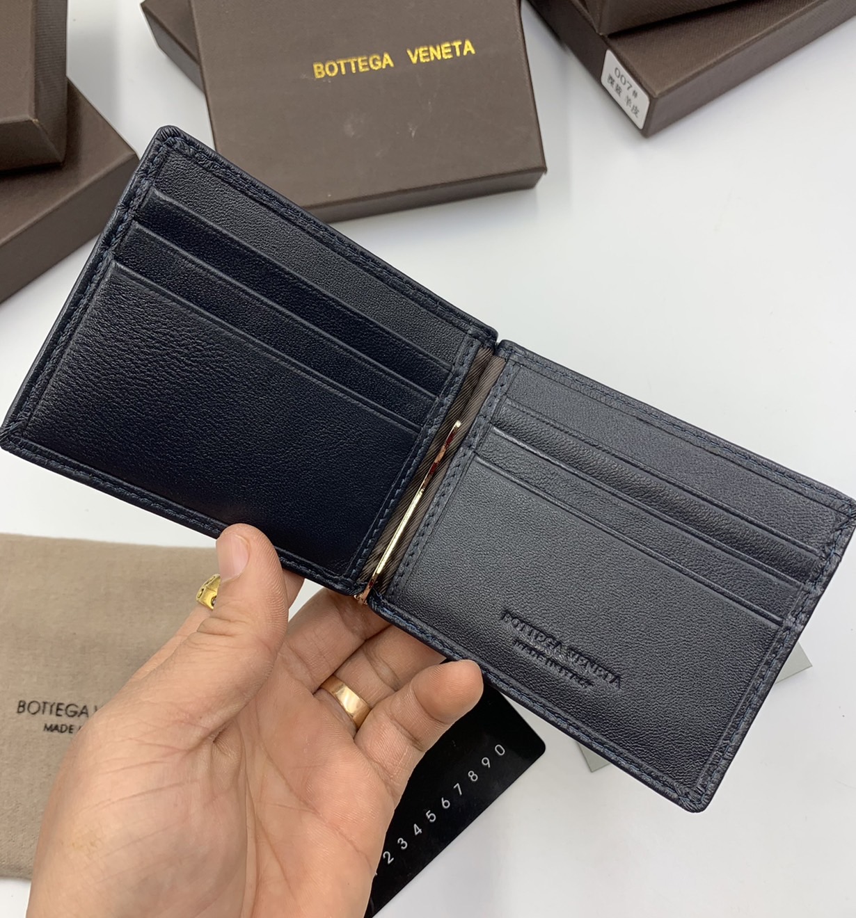 หนังแท้ BOTTEGA VENETA MONEY CLIP WALLET / BV Wallet / BV Men's Wallet พร้อมส่งที่ไทย กระเป๋าสตางค์ใบสั้น รุ่นคลาสสิกพร้อมคลิบโลหะ ที่หยิบมาใช้งานได้บ่อยที่สุด งานหนังลูกวัวแท้ทั้งใบ ใช้ทนทานได้นาน ใช้ทนทา