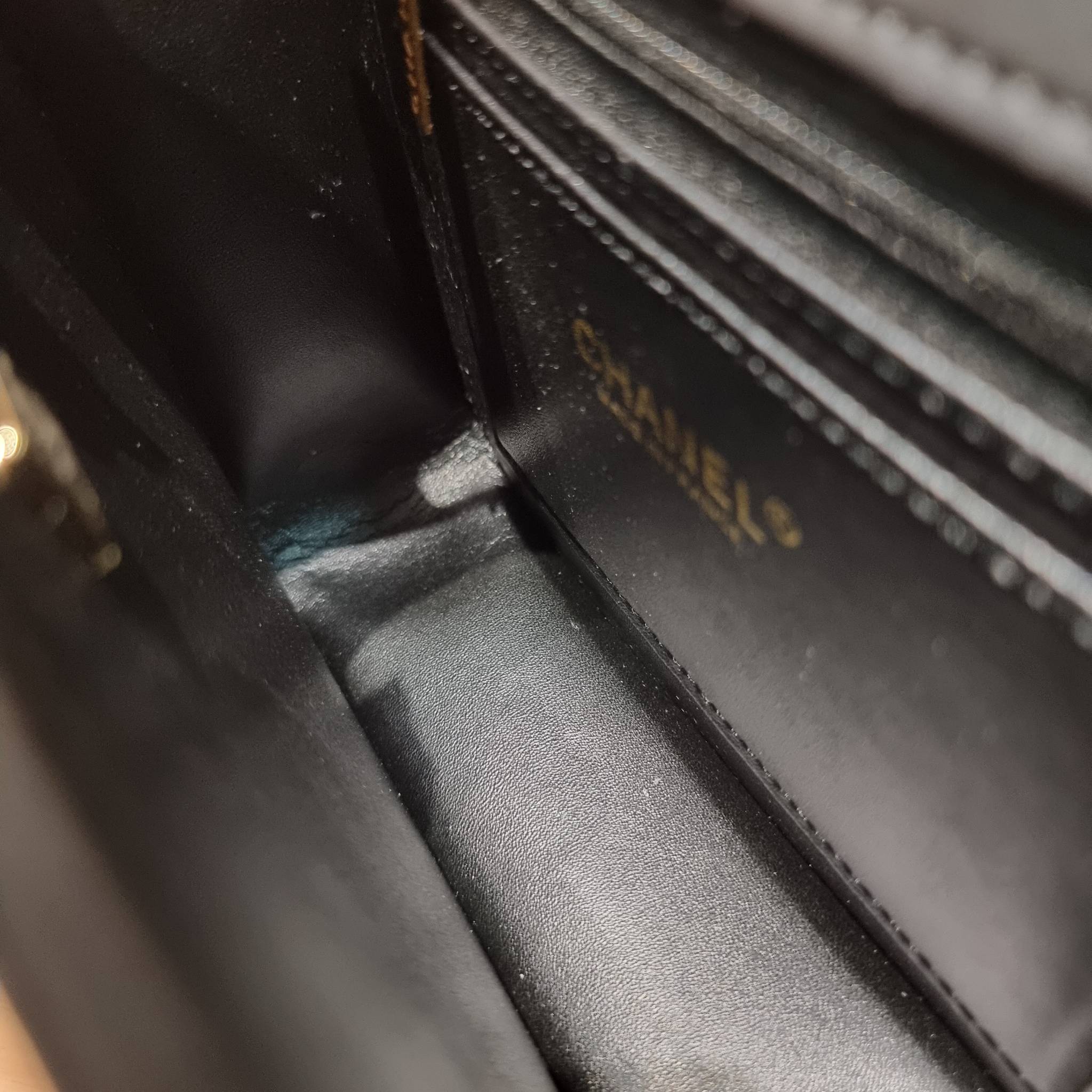 CHANEL flap bag with chain กระเป๋าสะพายสุดหรู สวยดูแพง รูปทรงคลาสสิค ขนาดกำลังพอเหมาะ สายสะพายโซ่ในตัว น้ำหนักเบา และยังมีหูจับในตัว สะดวกต่อการพกพา ตัวกระเป๋าเปิดด้วยกระดุมแม่เหล็ก วัสดุหนังอย่างดี ผิวสัมผัสดี ภายในเป็นช่องโล่ง และยังมีช่องซิปให้ด้วย